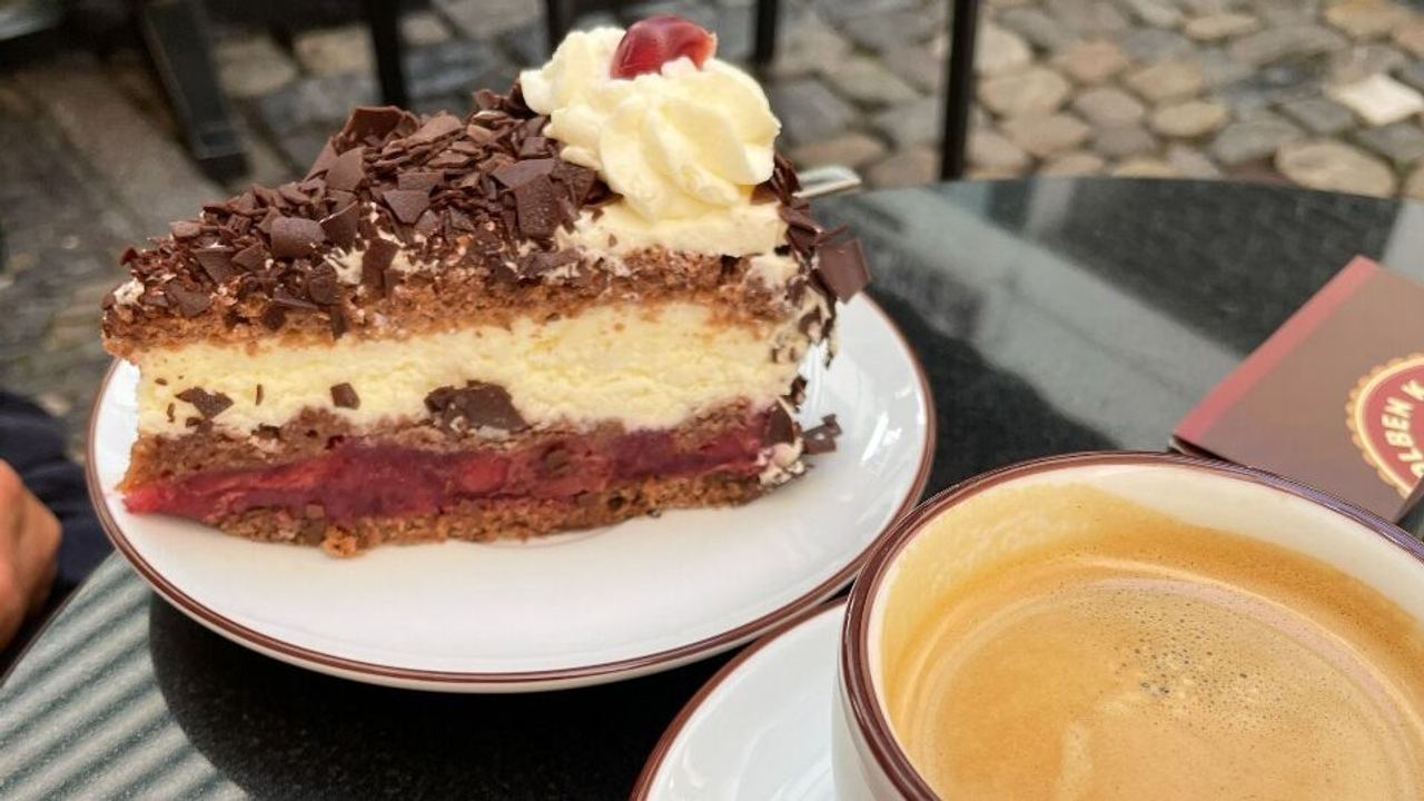 Hotel Freiburg Motel One Schwarzwälderkirchtorte und Tasse Kaffee