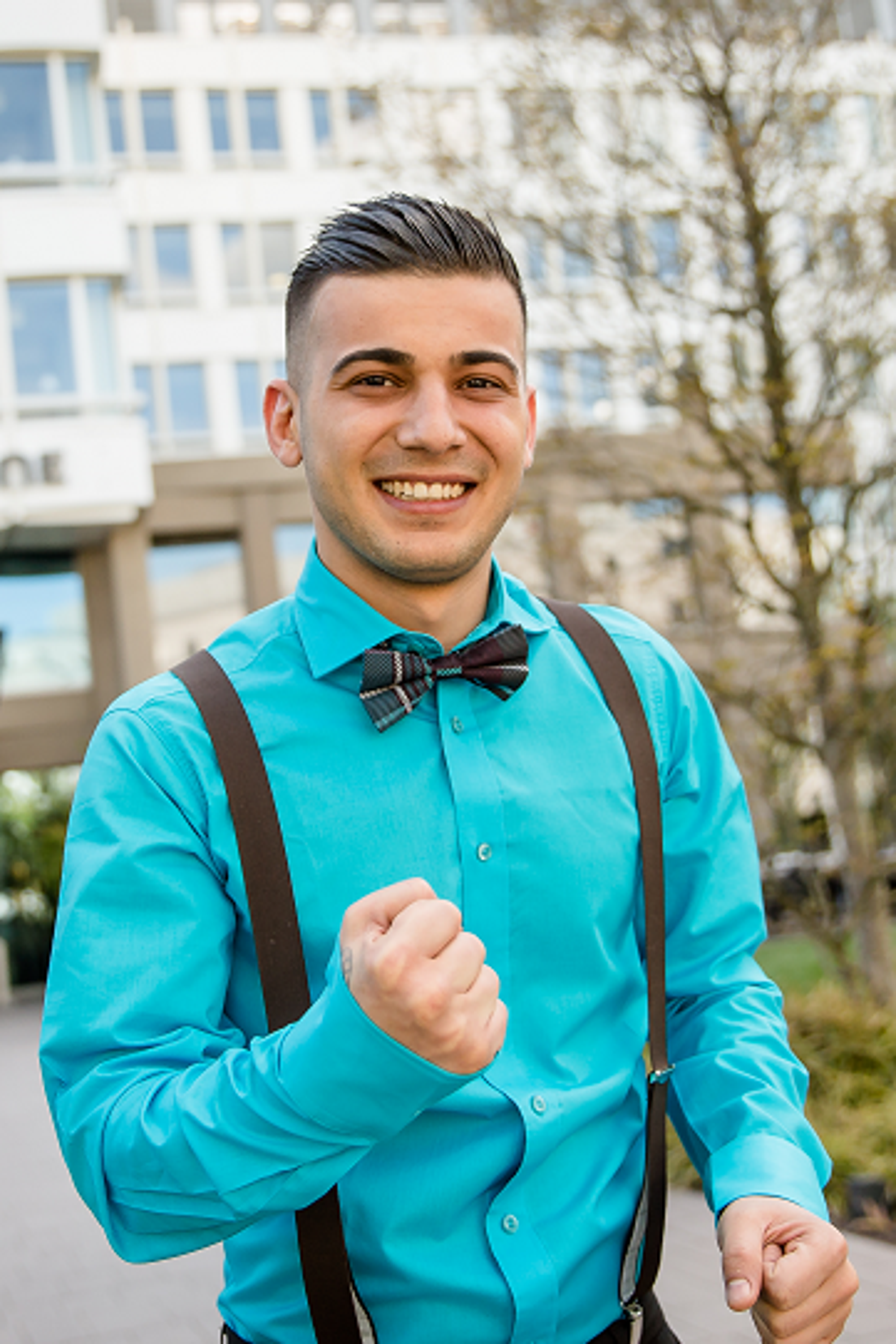 Motel One Mitarbeiter im türkisen Dresscode voller Energie