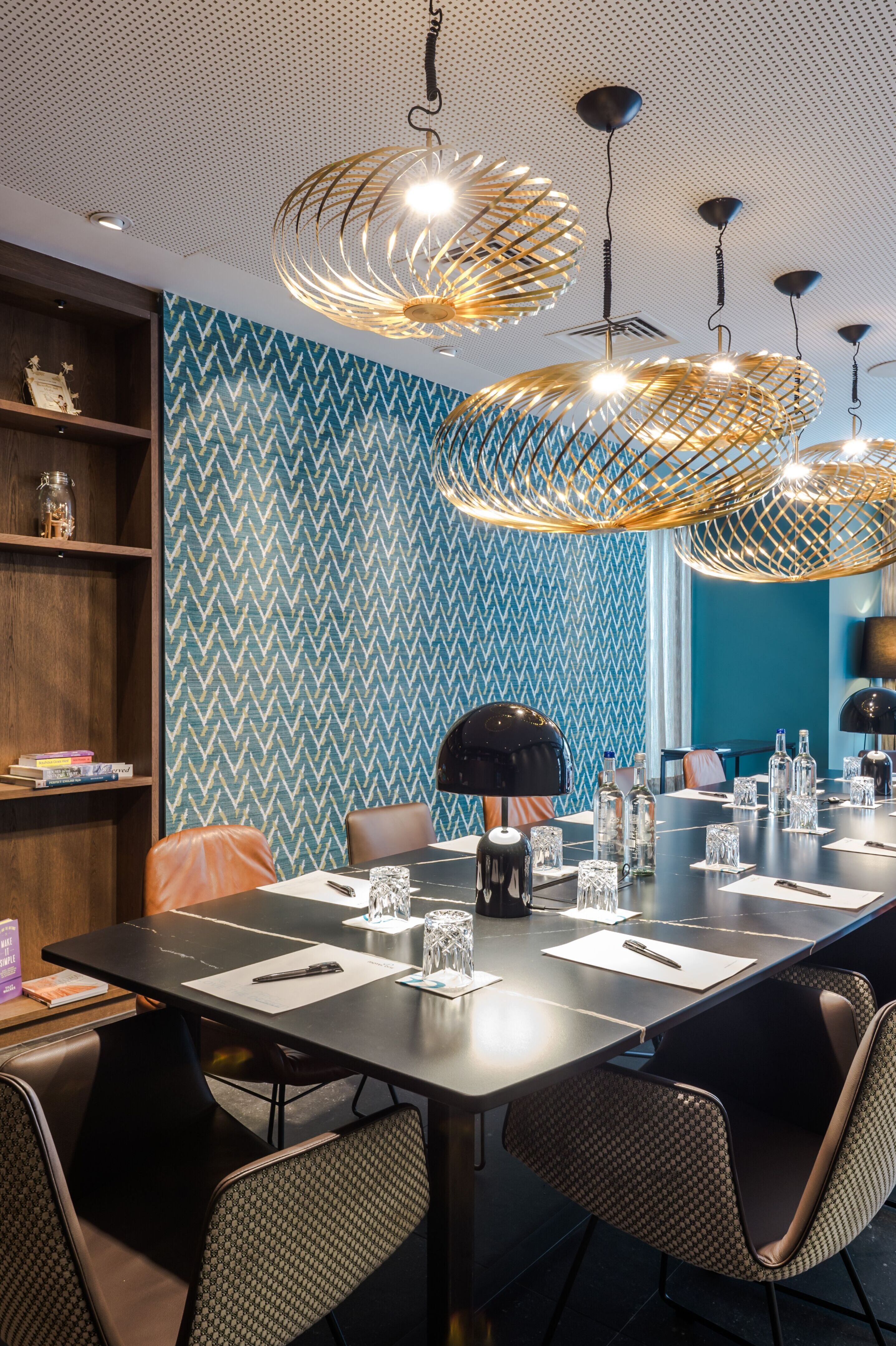 Hotel Manchester Royal Exchange Motel One vorbereiteter Meetingraum mit großem Tisch Hotel Manchester Royal Exchange Motel One vorbereiteter Meetingraum mit großem Tisch
