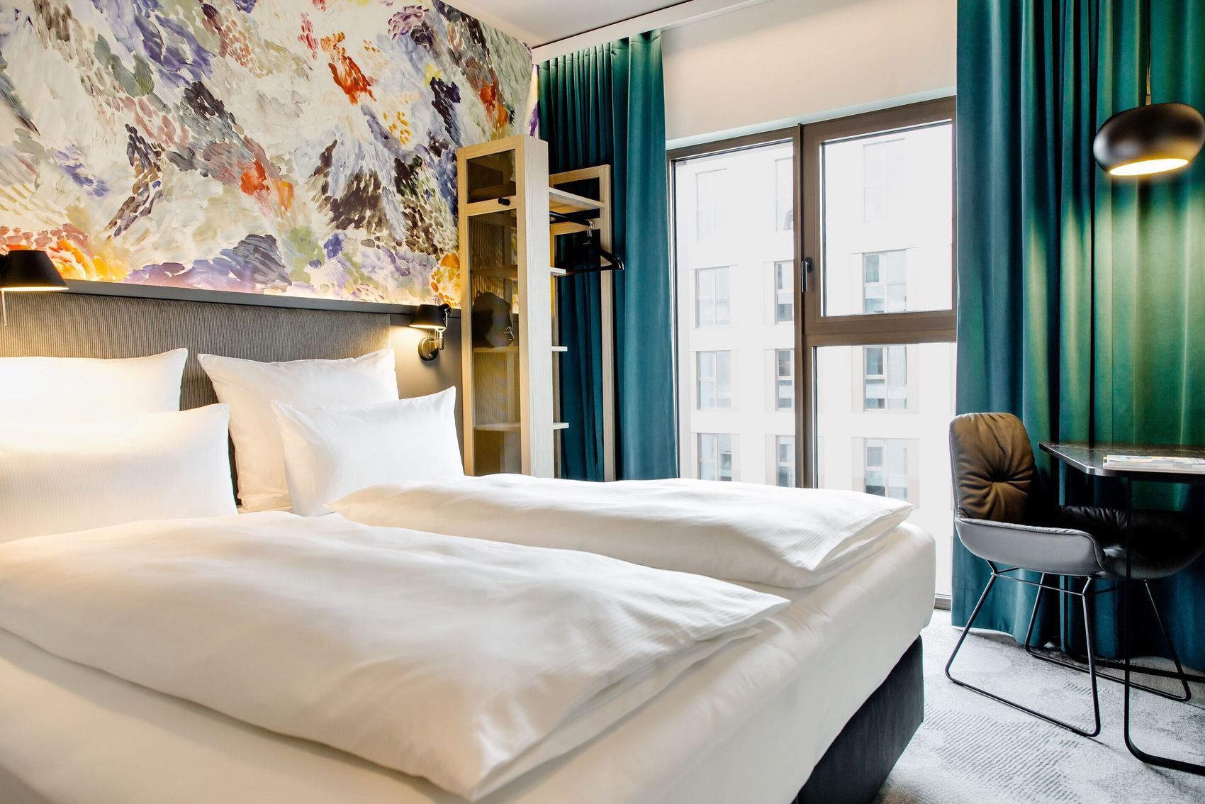 Hotel Antwerpen Motel One Zimmerbild Doppelbett und Schreibtisch