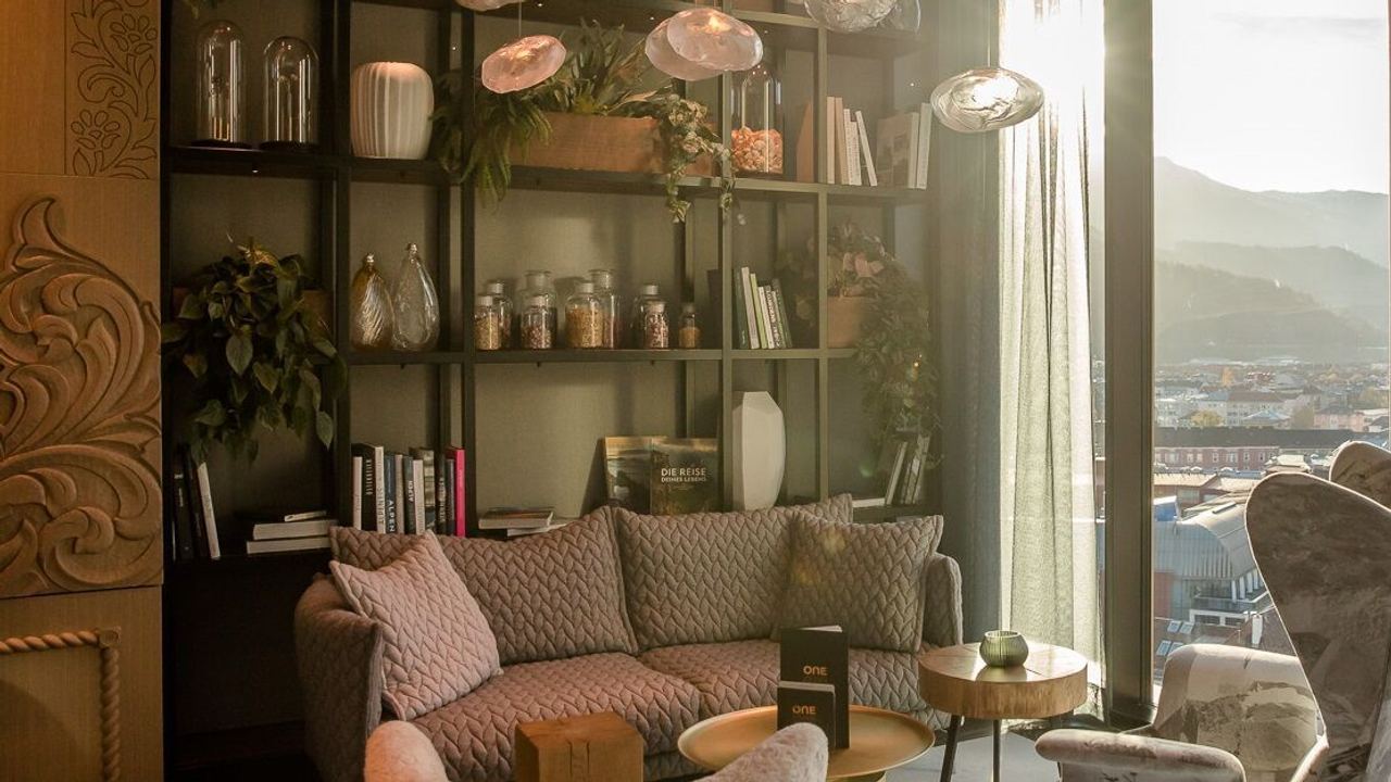 Design Hotel Innsbruck Motel One Sessel und Sofa vor bodentiefem Fenster