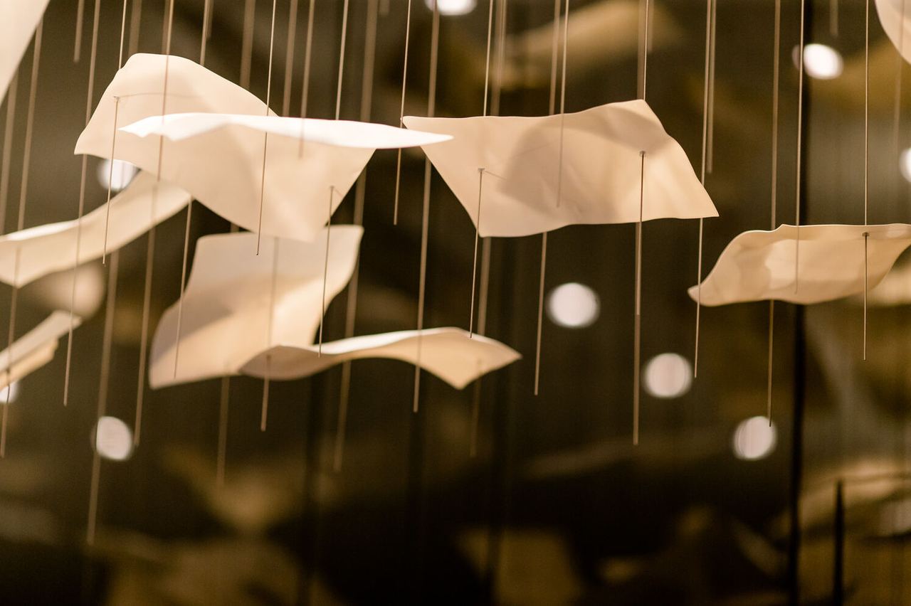 Designhotel Frankfurt Römer Motel One Nahaufnahme auf Deckenlampen in Form von weißem Papier