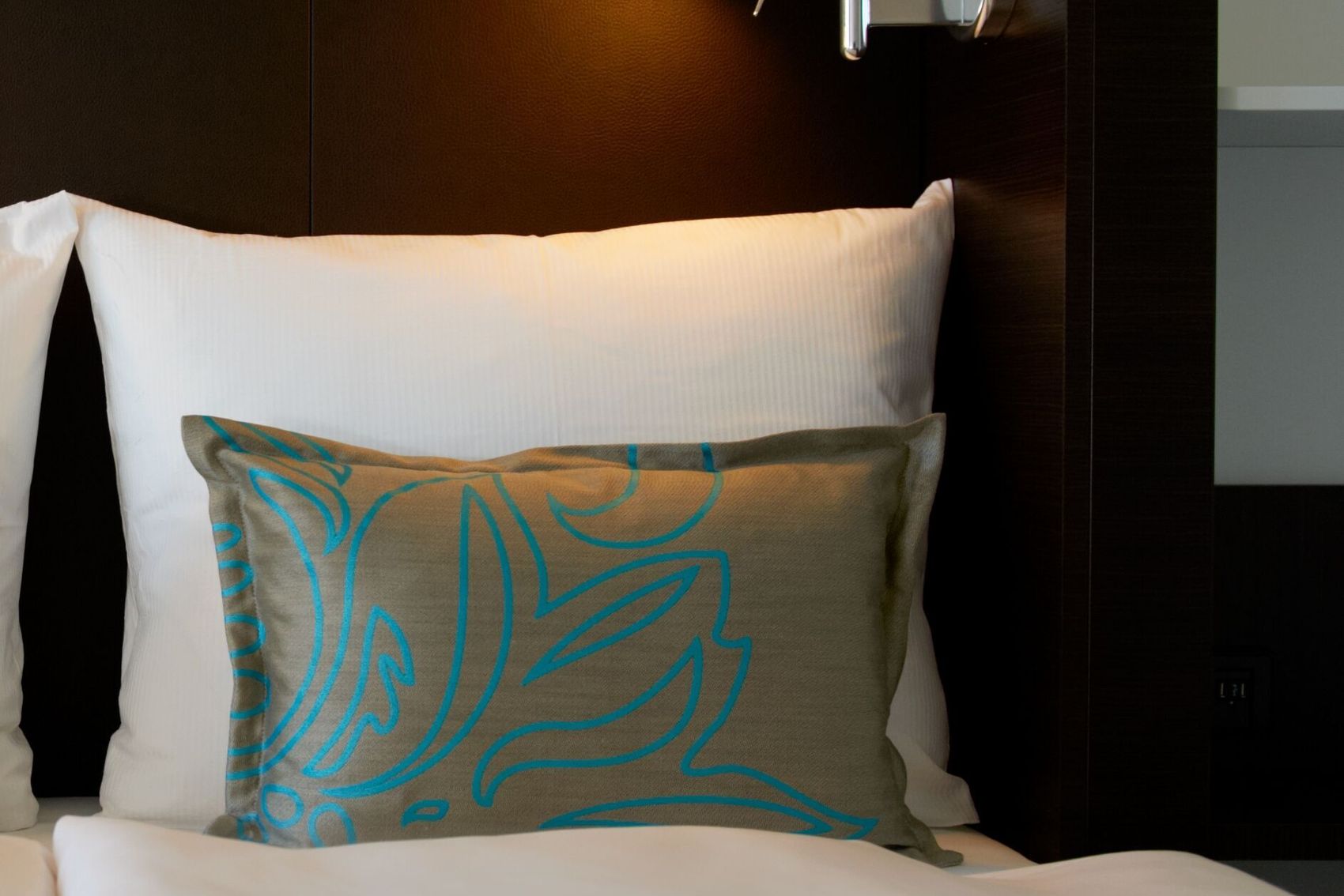 Hotel Amsterdam Motel One Zimmer Blick auf großes Doppelbett