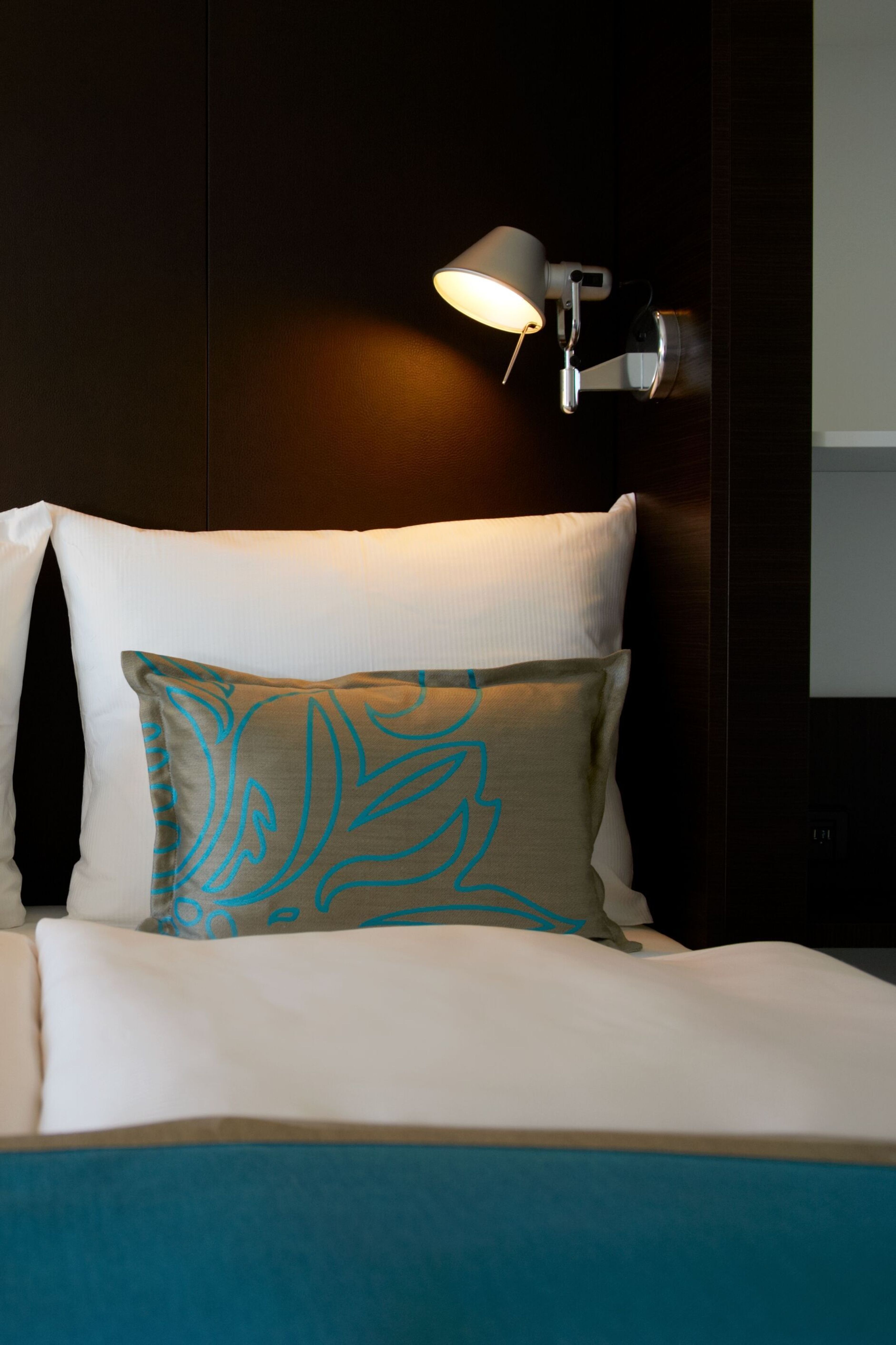 Hotel Amsterdam Motel One Zimmer Blick auf großes Doppelbett Hotel Amsterdam Motel One Zimmer Blick auf großes Doppelbett