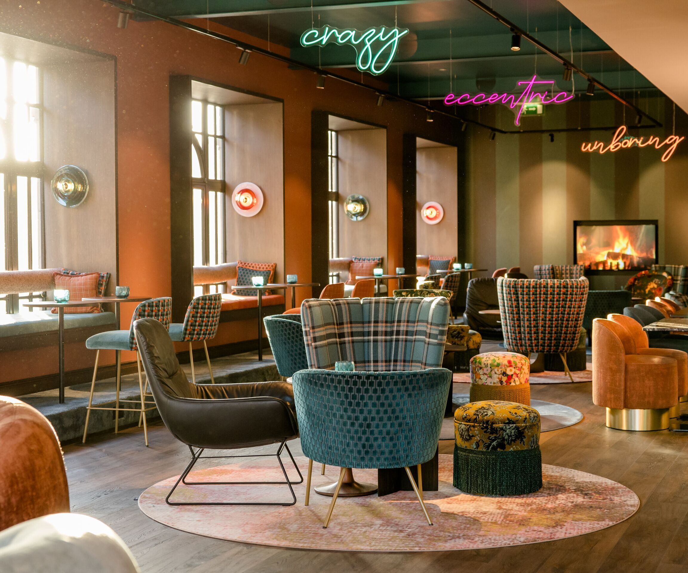 Design Hotel Edinburgh Princes Motel One Lounge mit Sonneneinstrahlung und mehreren Sitzgelegenheiten