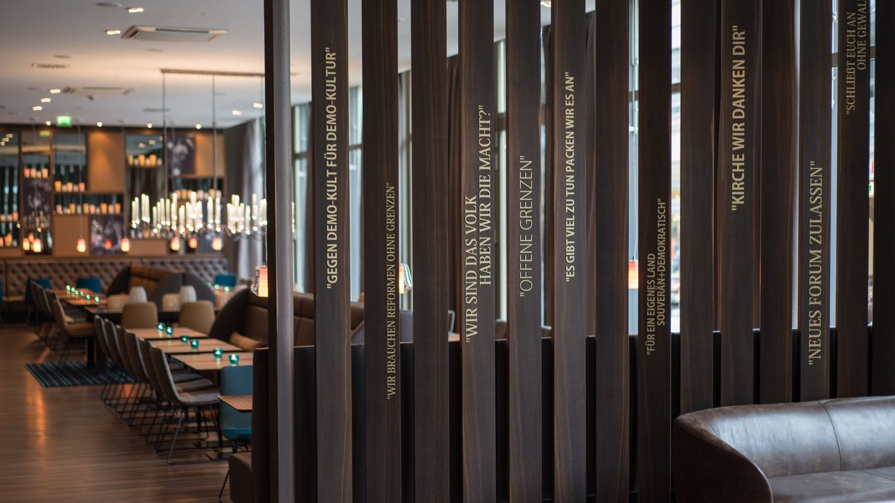 hotel Leipzig Nikolaikirche Motel One several tables and chairs