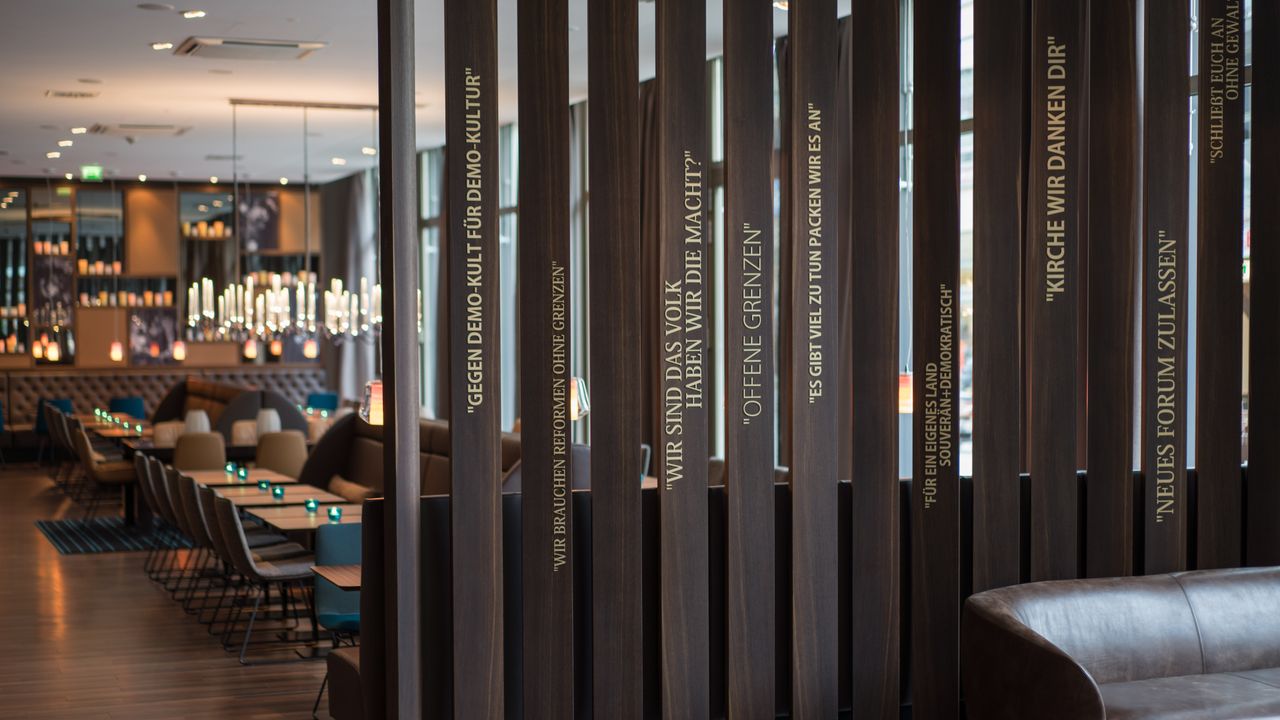 hotel Leipzig Nikolaikirche Motel One several tables and chairs