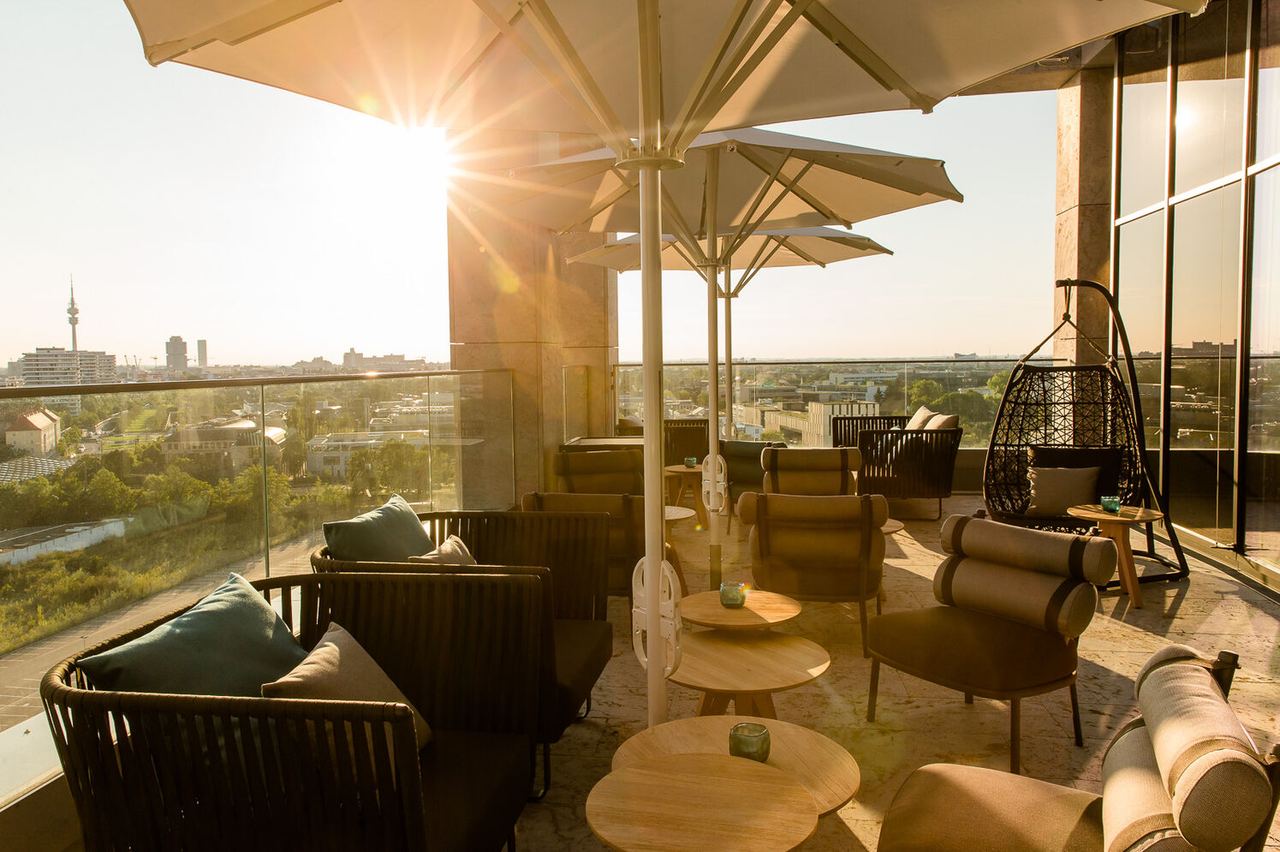 Hotel München Parkstadt Schwabing Motel One Rooftop One Bar Terrasse mit Sonnenstrahlen