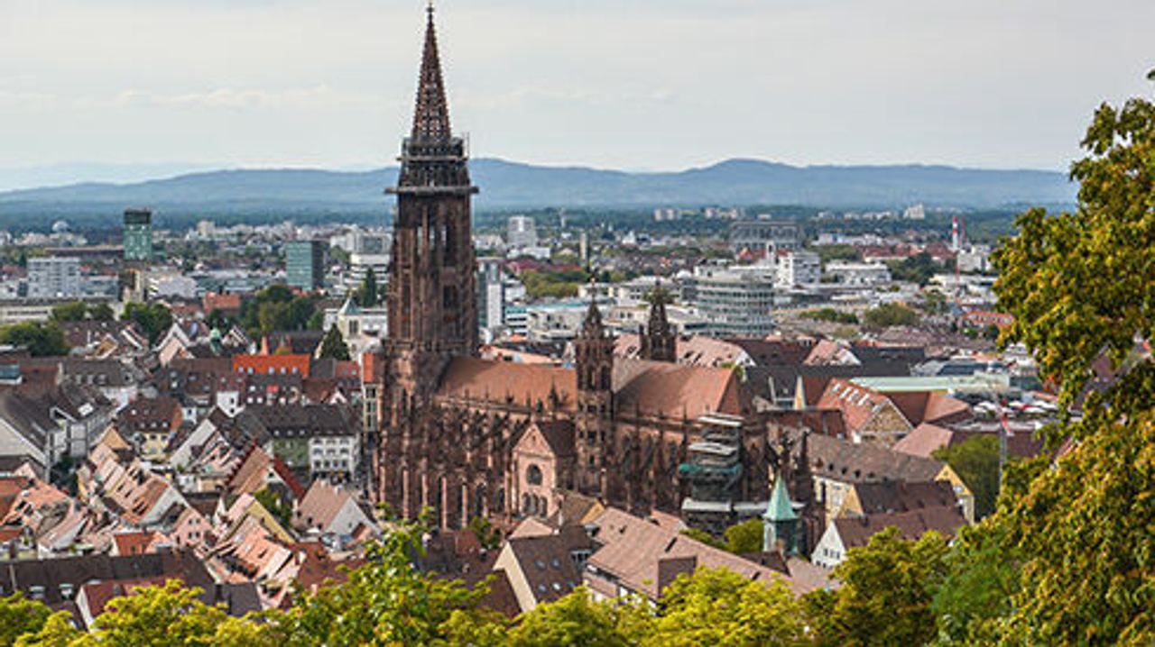 Freiburg Blick vom Schlossberg - Kultur- und Kulinarikziel in Deutschland