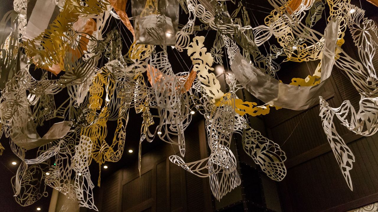 Hotel Barcelona Ciutadella Motel One Nahaufnahme Kunstwerk "Peya" aus Papier, Metallgeweben und Folien