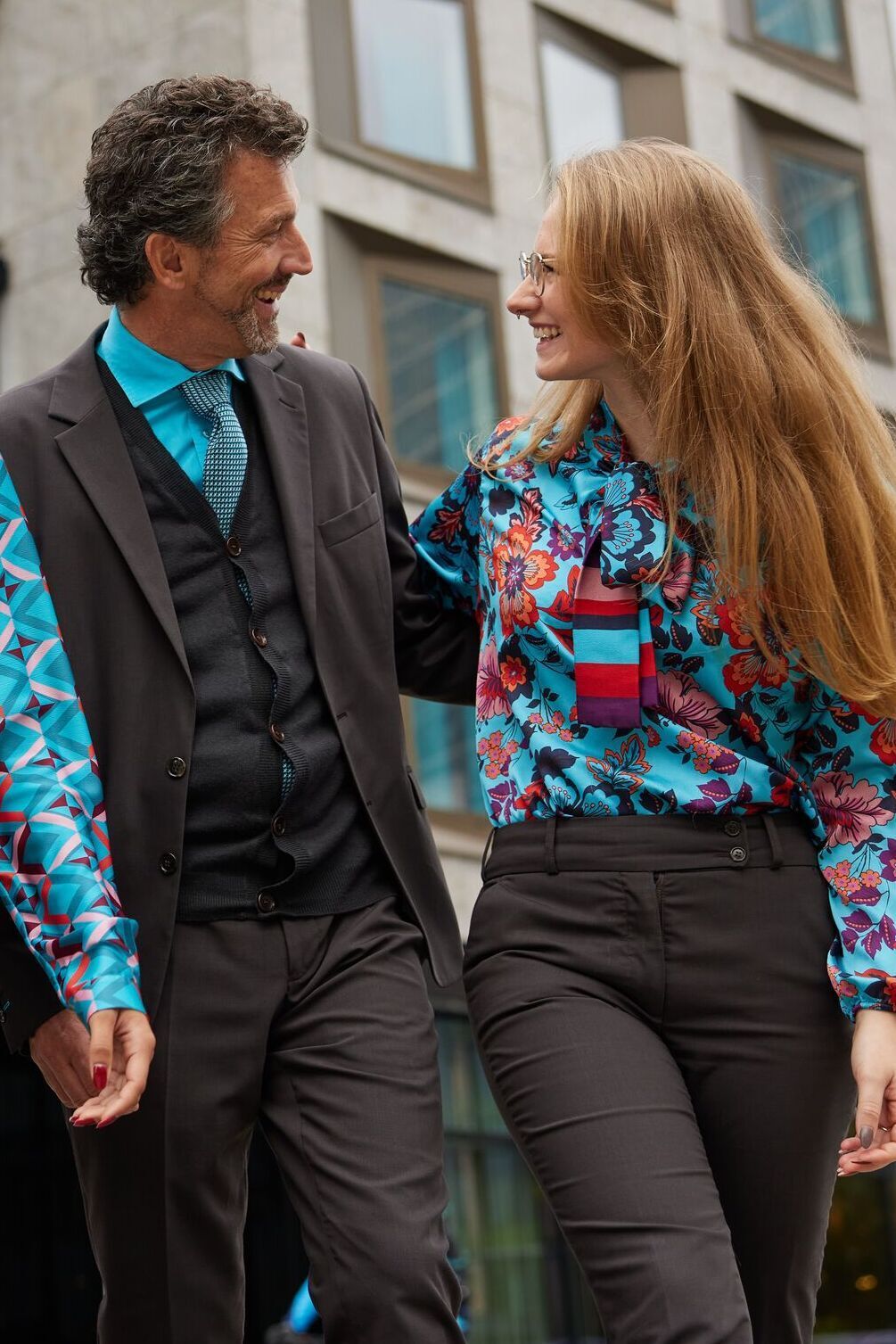 Motel One Mitarbeitende Mann und Frau miteinander sprechend