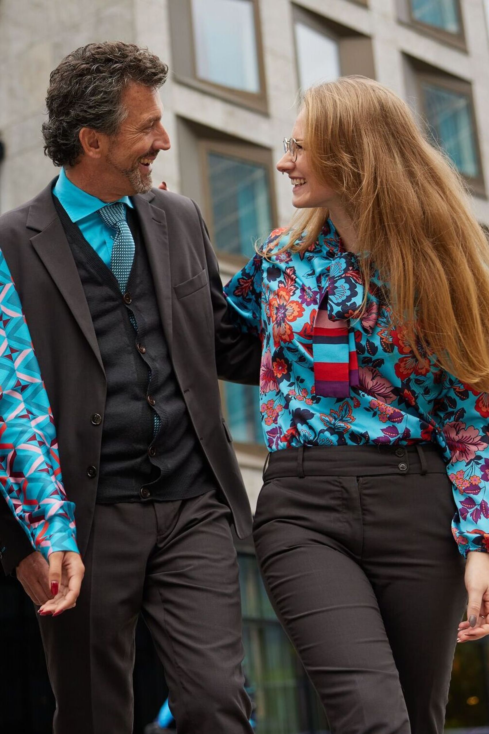 Motel One Mitarbeitende Mann und Frau miteinander sprechend