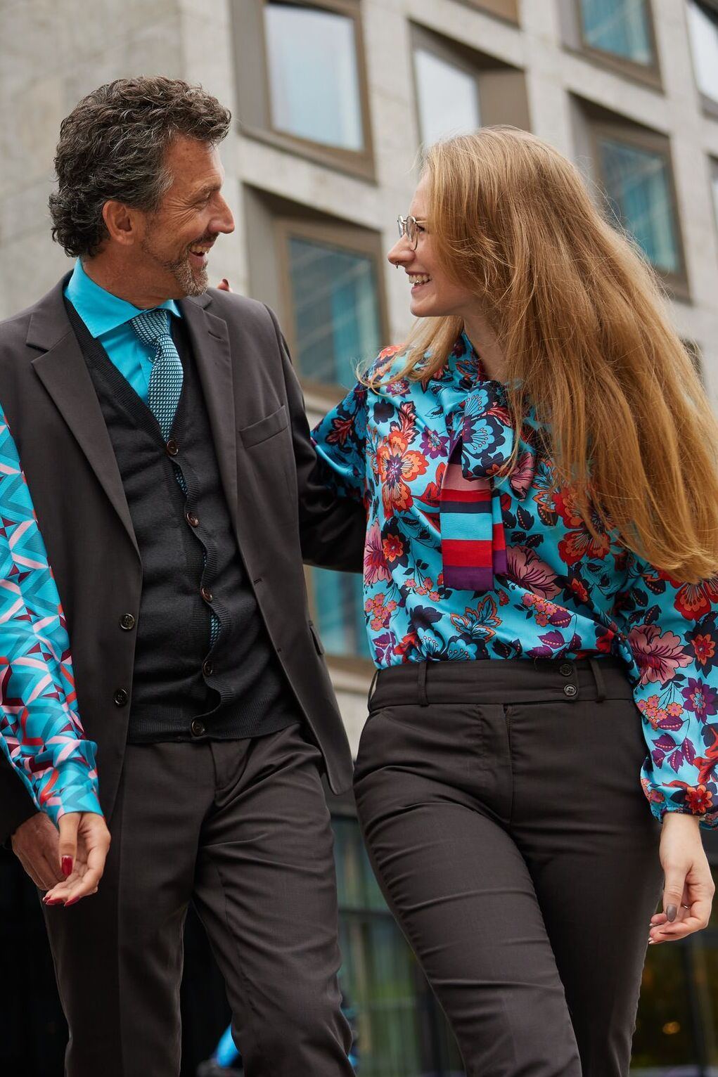 Motel One Mitarbeitende Mann und Frau miteinander sprechend Motel One Mitarbeitende Mann und Frau miteinander sprechend