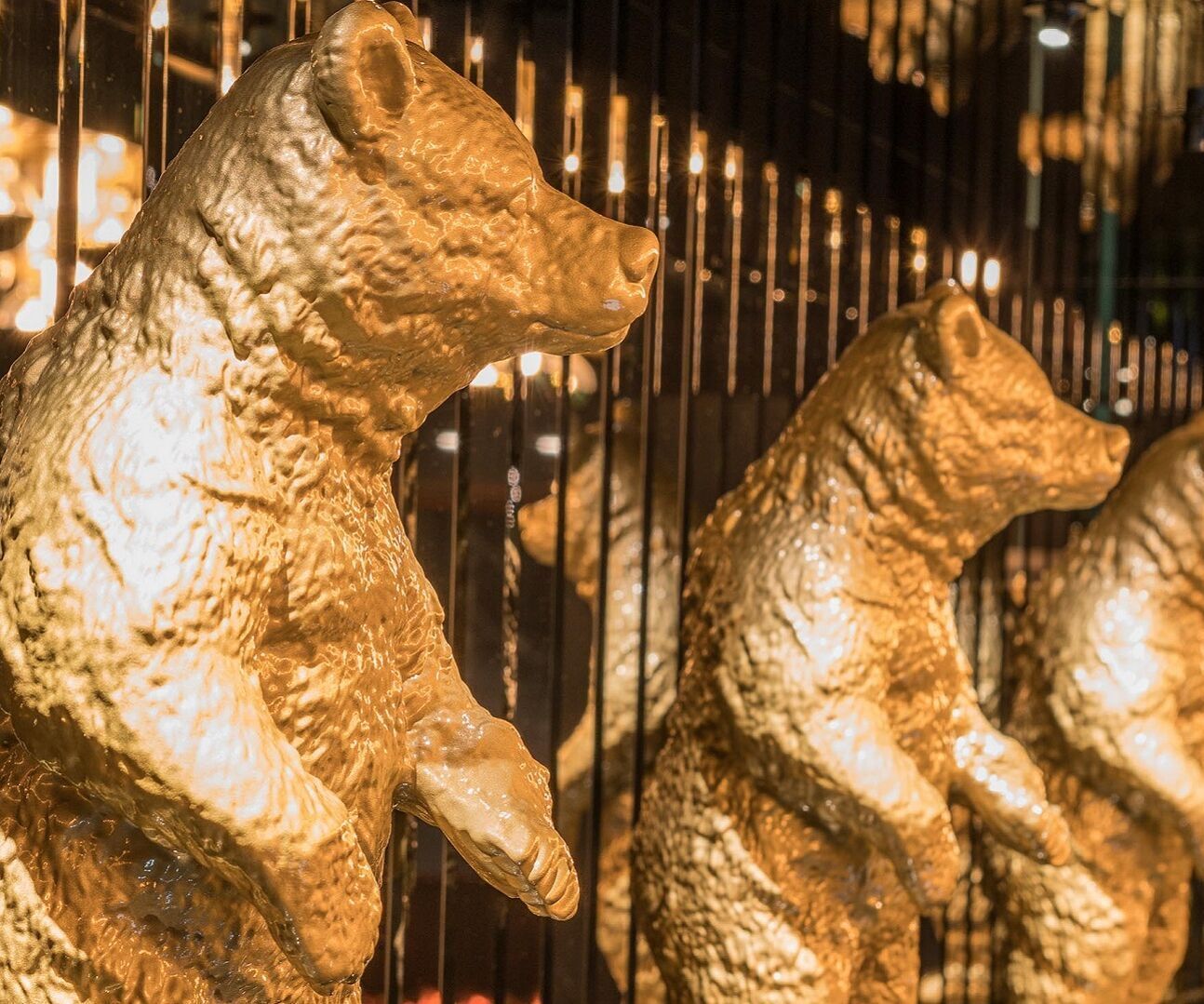 Motel One Auszeichnungen fünf Bären als Dekoration in einer Reihe