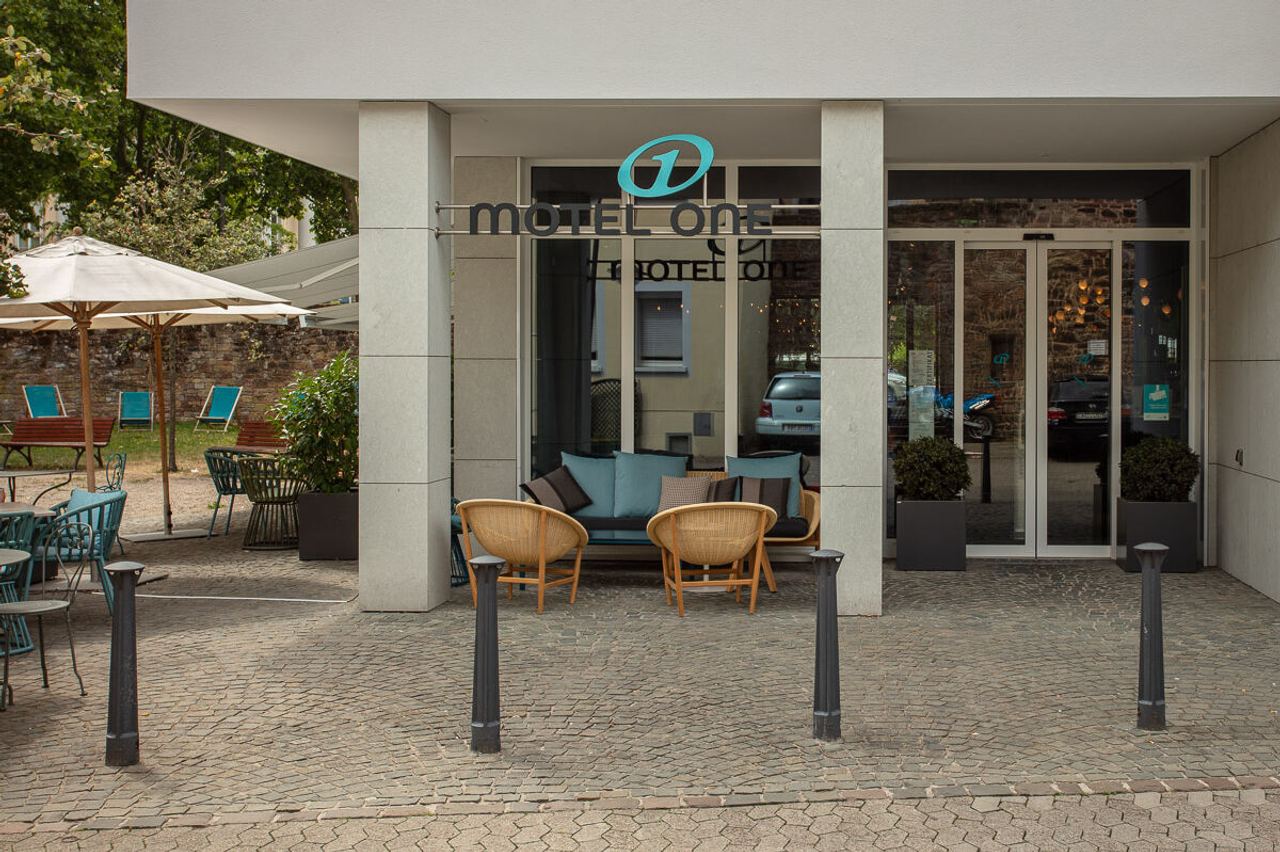 hotel Saarbrücken Motel One entrance area with logo and seating