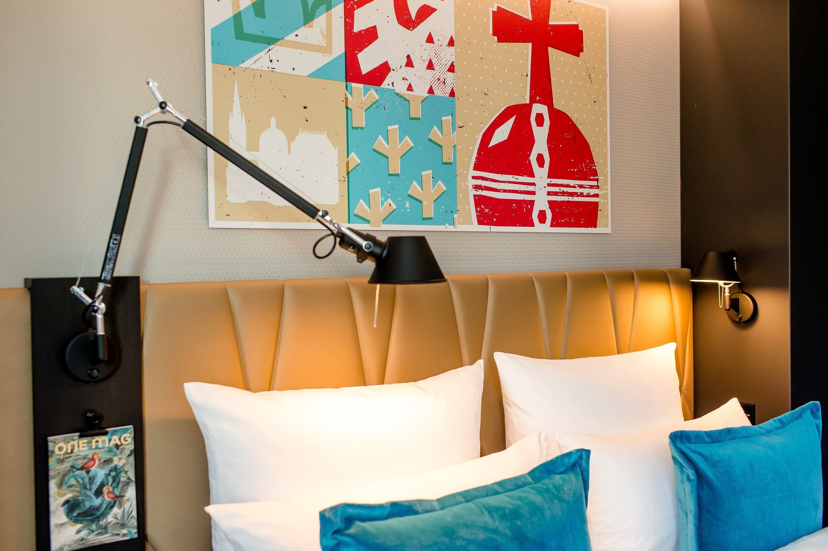 Hotel Aachen Motel One Zimmer Special One Kopfteil von einem Doppelbett