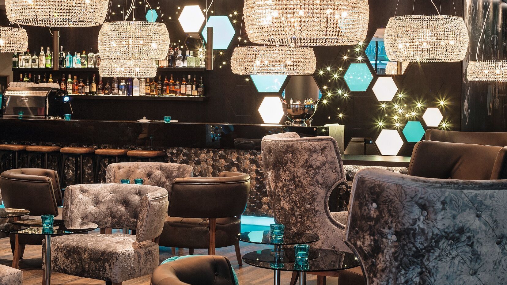 hotel London Tower Hill Motel One bar and lounge with several armchairs