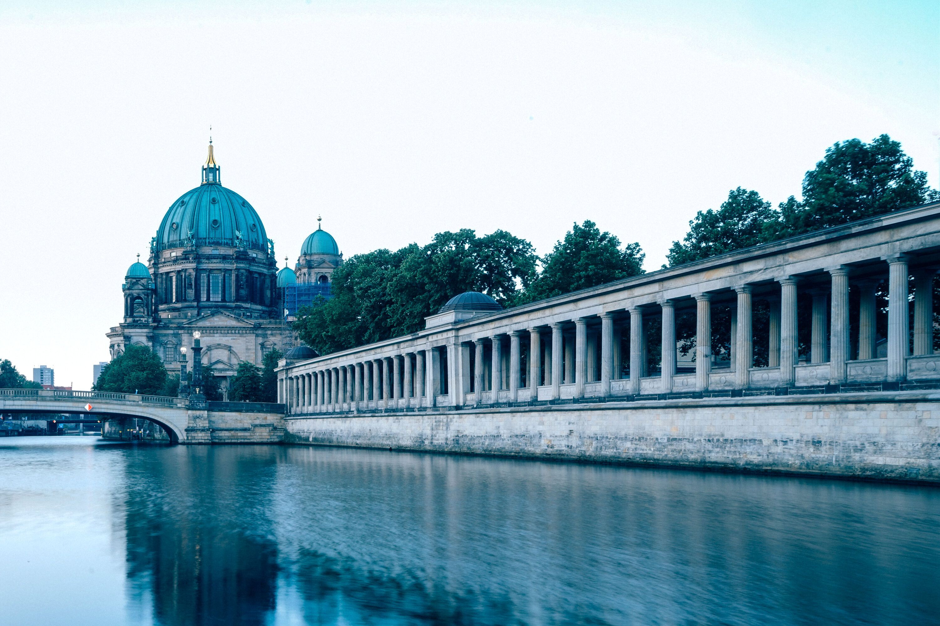 Blick auf den Berliner Dom auf der Museumsinsel in der Hauptstadt mit mehreren Motel One Hotels
