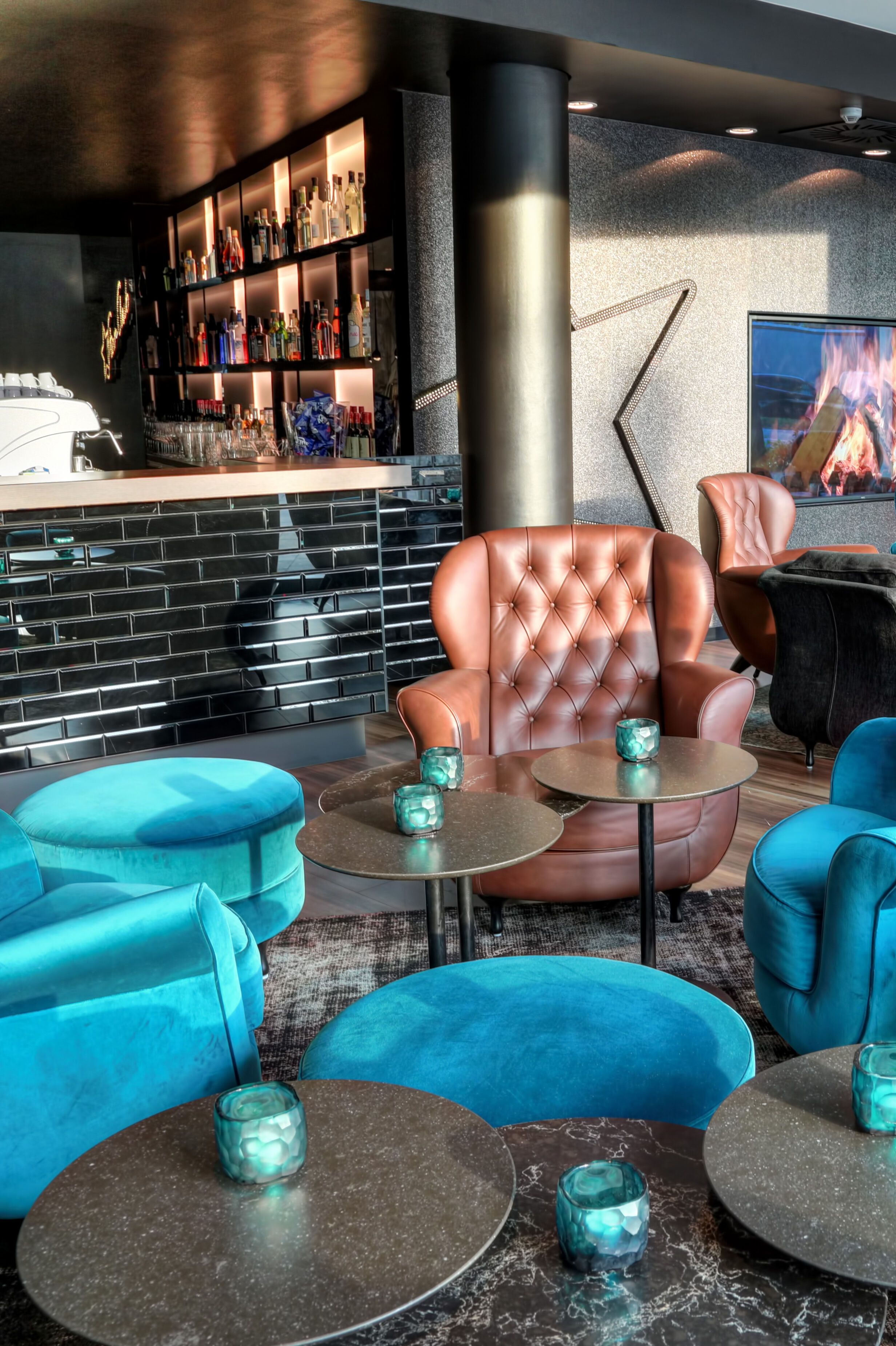 Hotel Hamburg am Michel Motel One seitlicher Blick über Sessel hin zur großen Bar