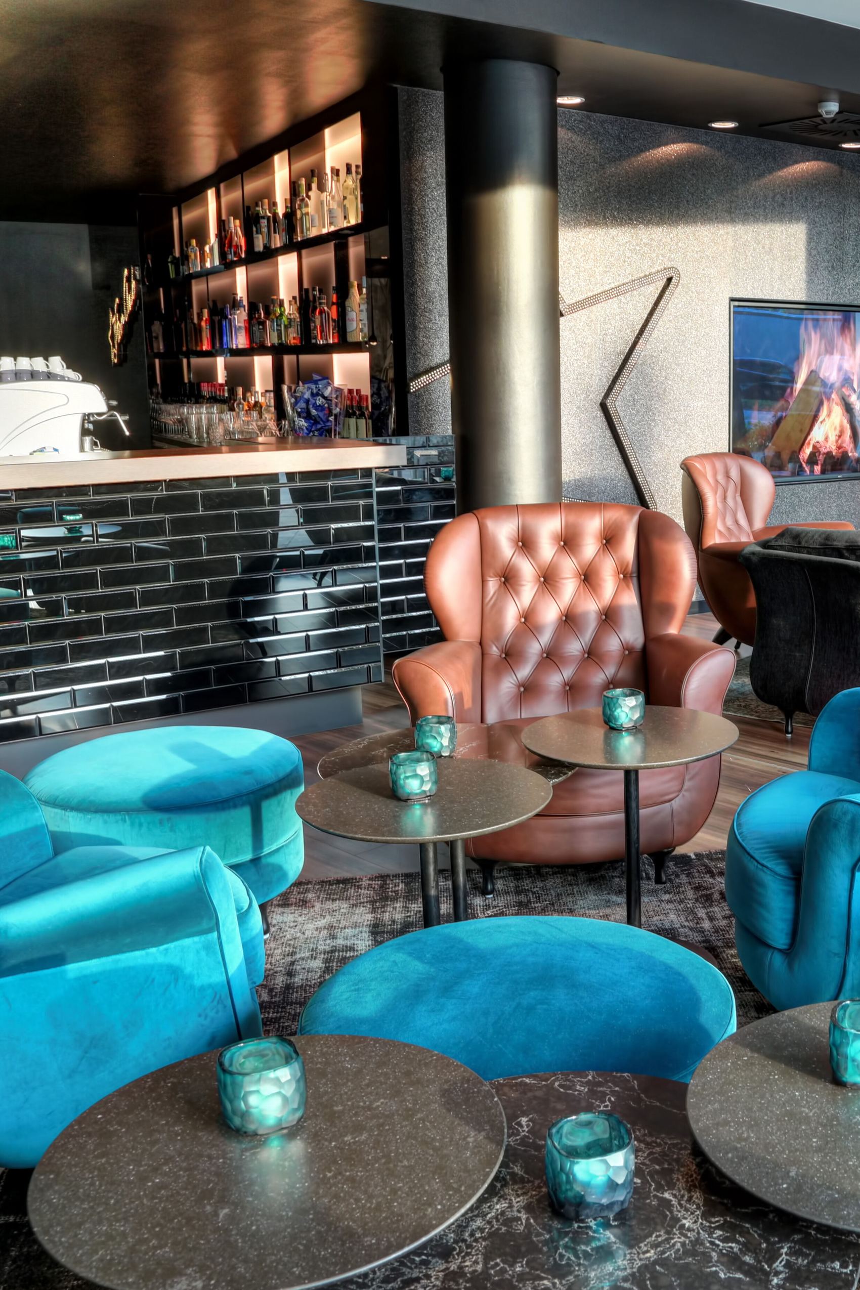 Hotel Hamburg am Michel Motel One seitlicher Blick über Sessel hin zur großen Bar