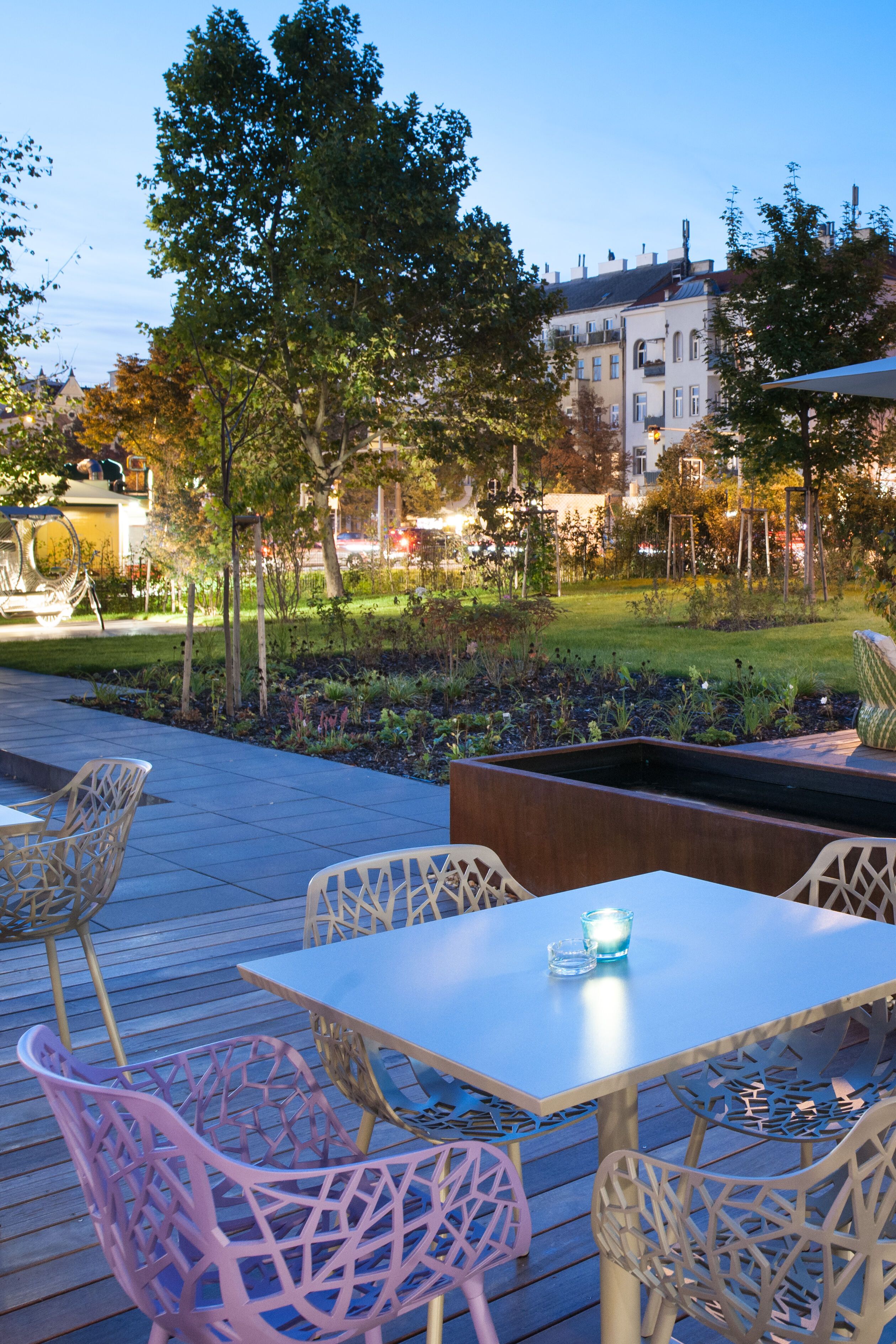 Hotel Wien Prater Motel One Außenbereich mit Tischen und Stühlen