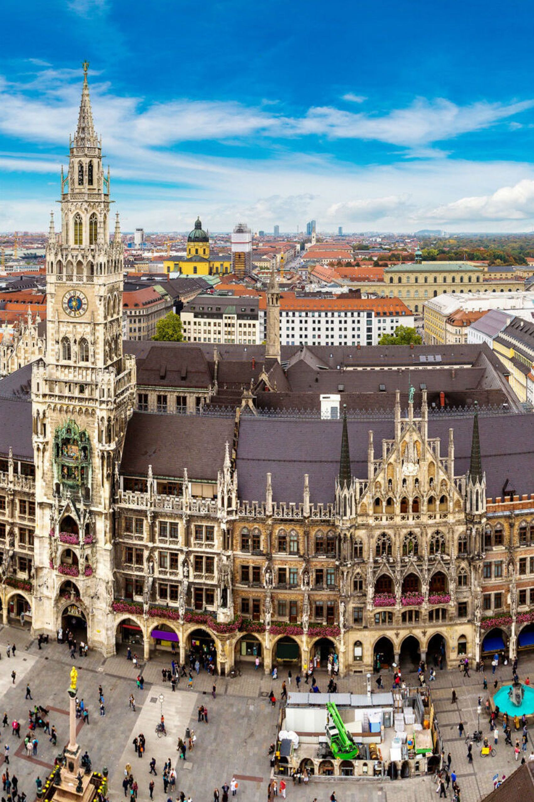 Marienplatz in München mit Glockenspiel im Neuen Rathaus – Sehenswürdigkeiten zu Fuß entdecken