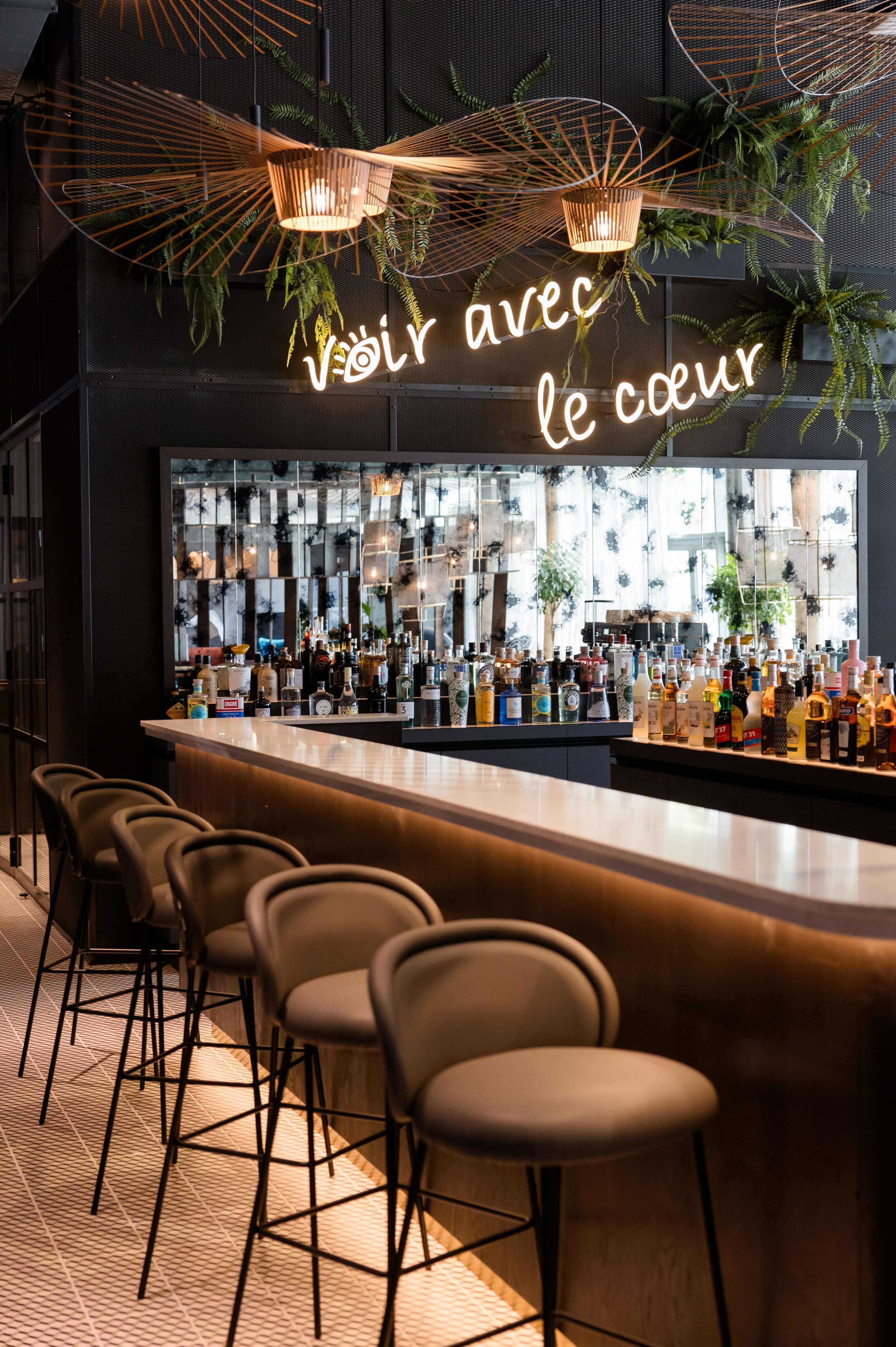 Hotel Paris Porte de Versailles Motel One Bar mit Barhockern vor Tresen Hotel Paris Porte de Versailles Motel One Bar mit Barhockern vor Tresen