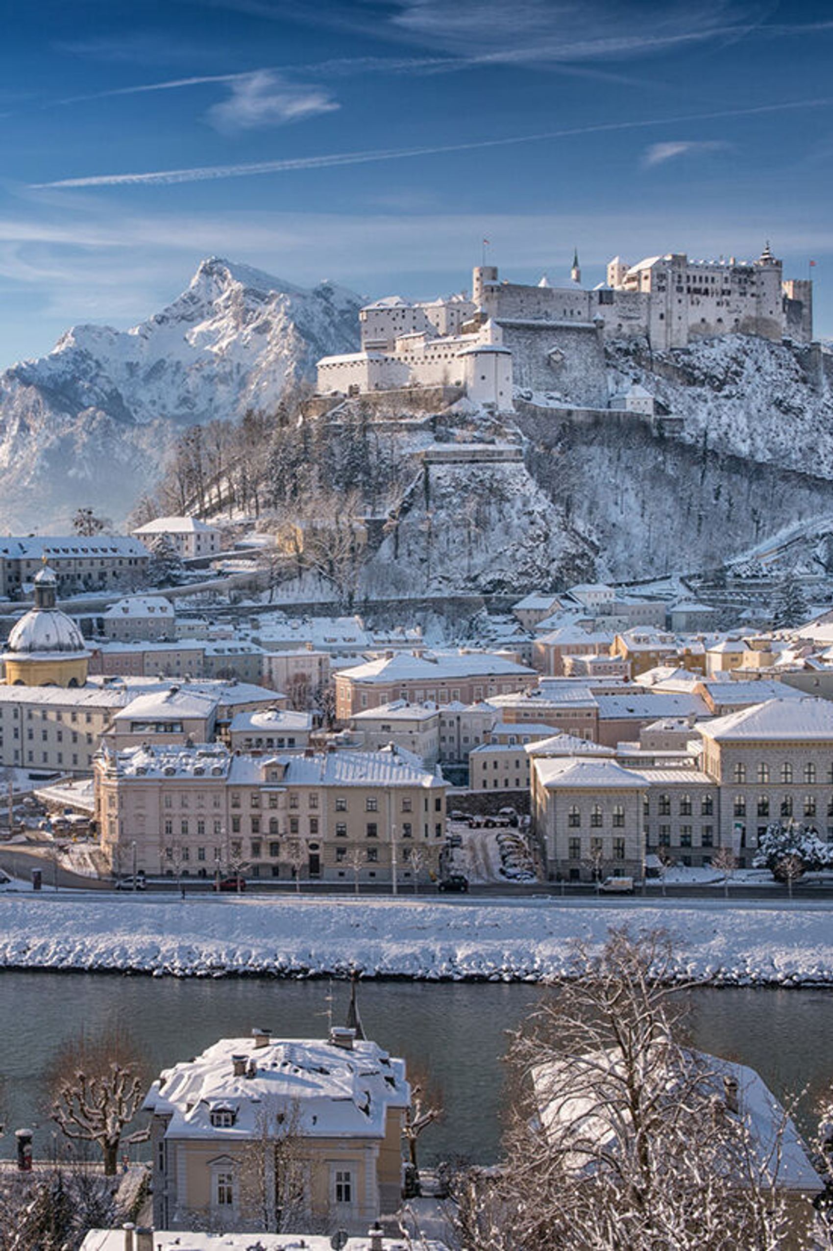Winter Landschaft in Salzburg mit Burg und Stadt