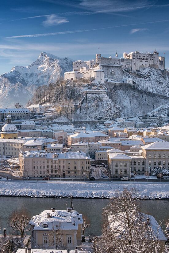Winter Landschaft in Salzburg mit Burg und Stadt Winter Landschaft in Salzburg mit Burg und Stadt