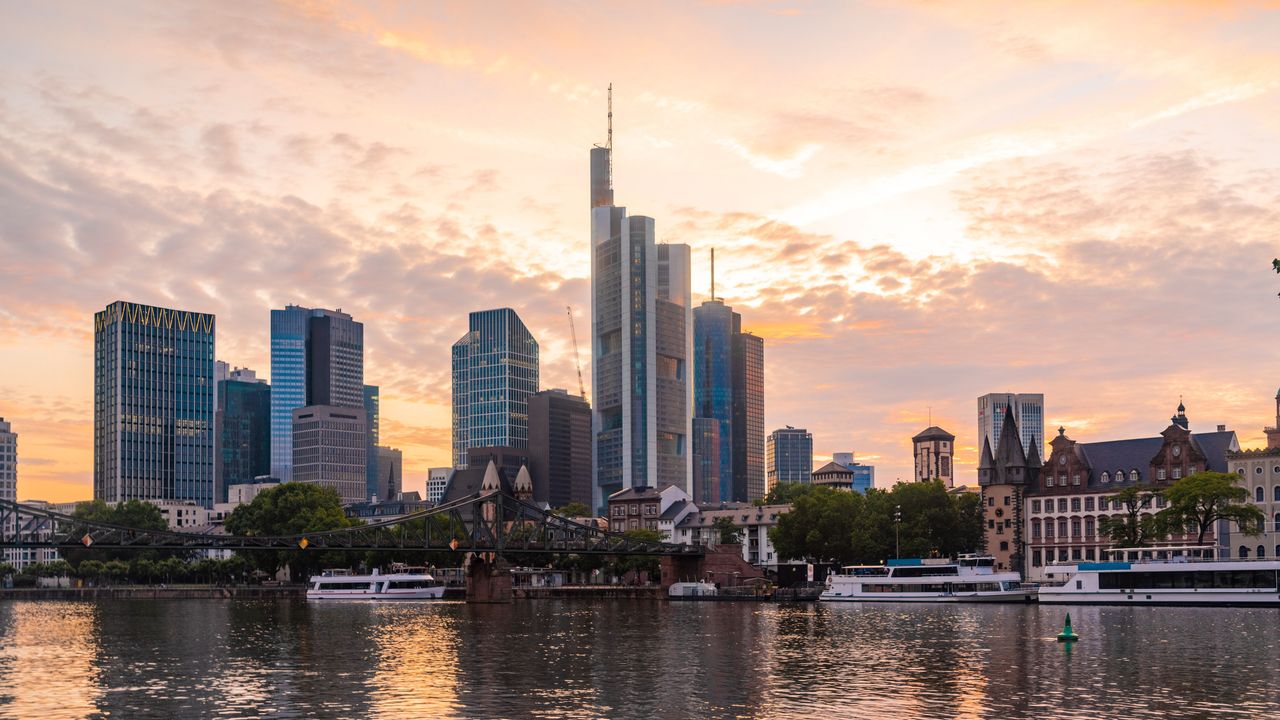 Frankfurt am Main Blick auf die Hochhäuser der Stadt am Main mit sonnigem Himmel