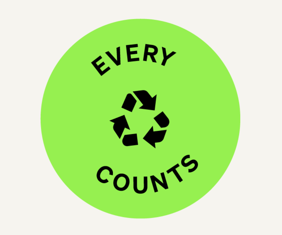 Grüner Kreis mit schwarzem Recycling-Symbol und dem Text „Every Counts“, der Umweltbewusstsein und Nachhaltigkeit betont.
