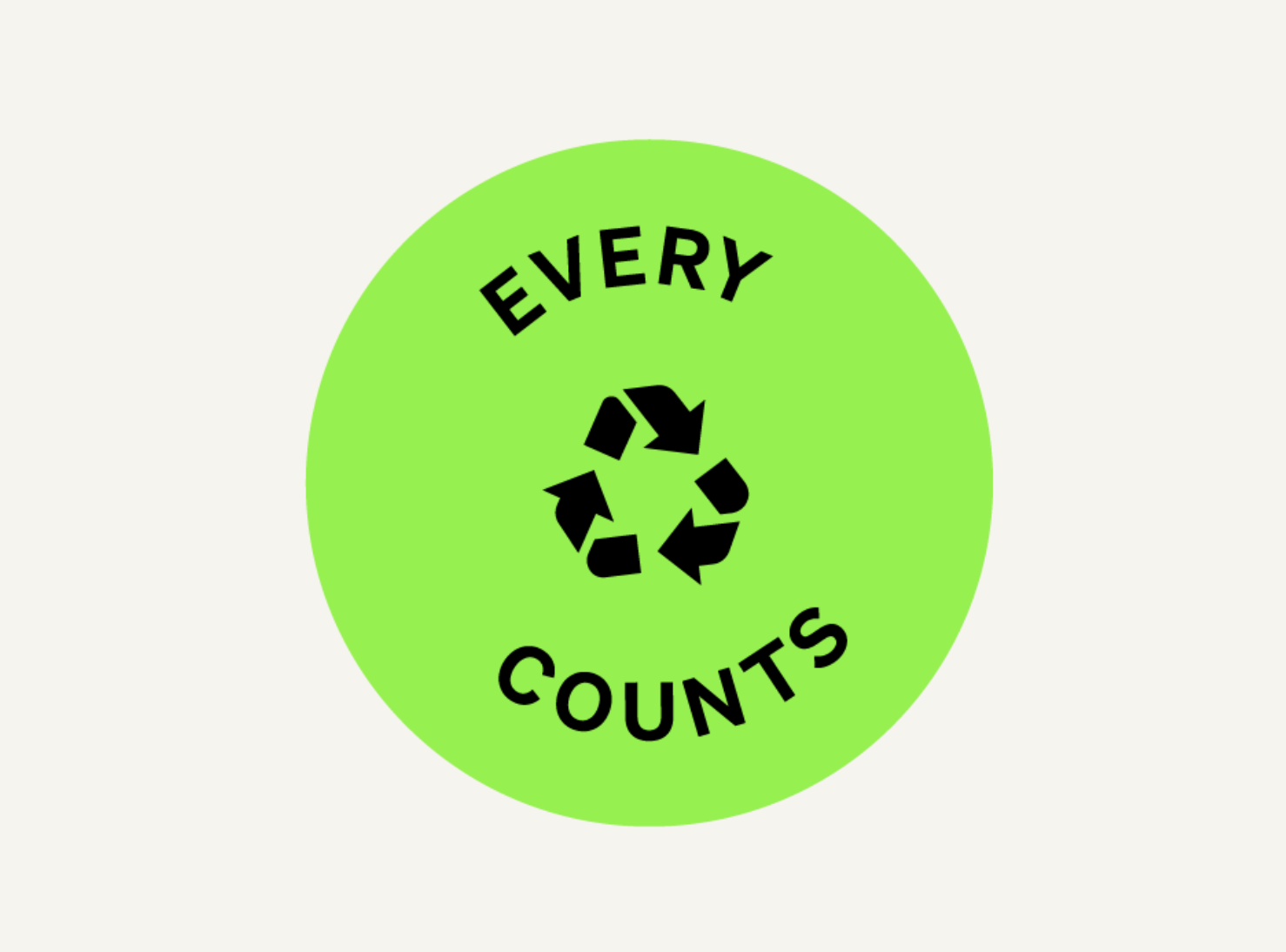 Grüner Kreis mit schwarzem Recycling-Symbol und dem Text „Every Counts“, der Umweltbewusstsein und Nachhaltigkeit betont.