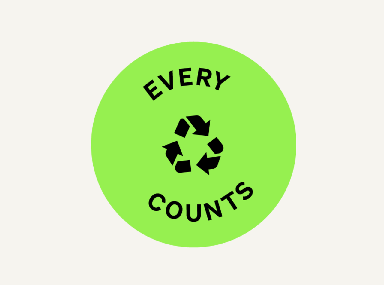 Grüner Kreis mit schwarzem Recycling-Symbol und dem Text „Every Counts“, der Umweltbewusstsein und Nachhaltigkeit betont.