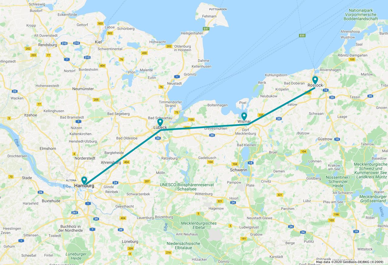 Karte zeigt eine Reiseroute von Hamburg nach Rostock entlang der Ostseeküste in Norddeutschland. Hauptstraßen und Städte sind markiert.