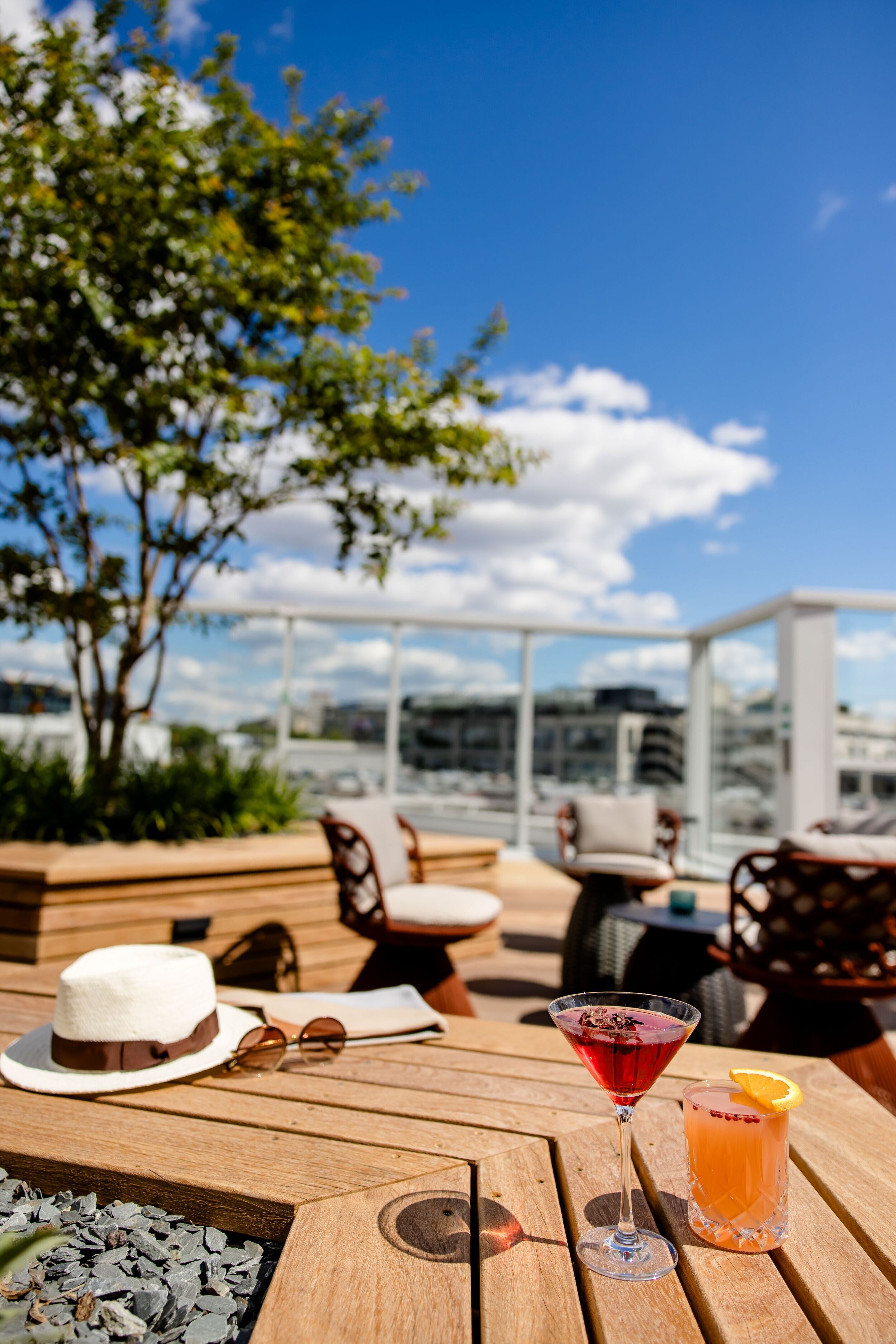 Designhotel Paris Porte de Versailles Motel One Rooftop Terrasse mit Drinks und Aussicht über die Stadt