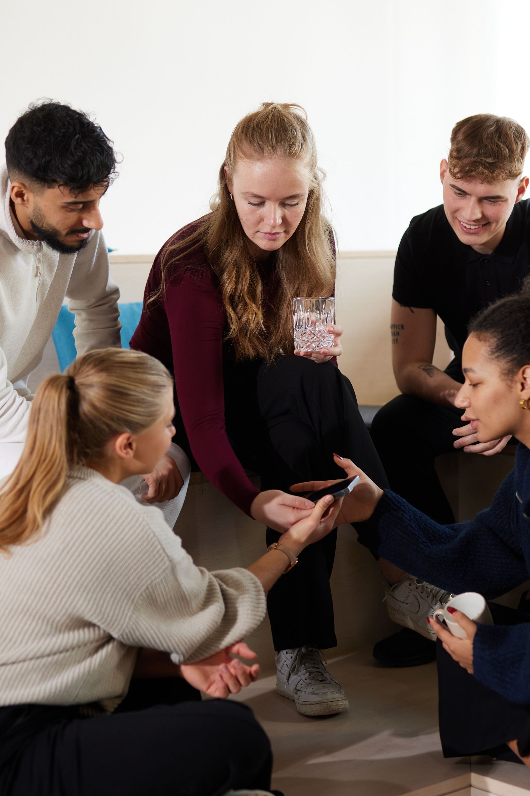 Motel One Work & Study Studierende im Gespräch und am Handy