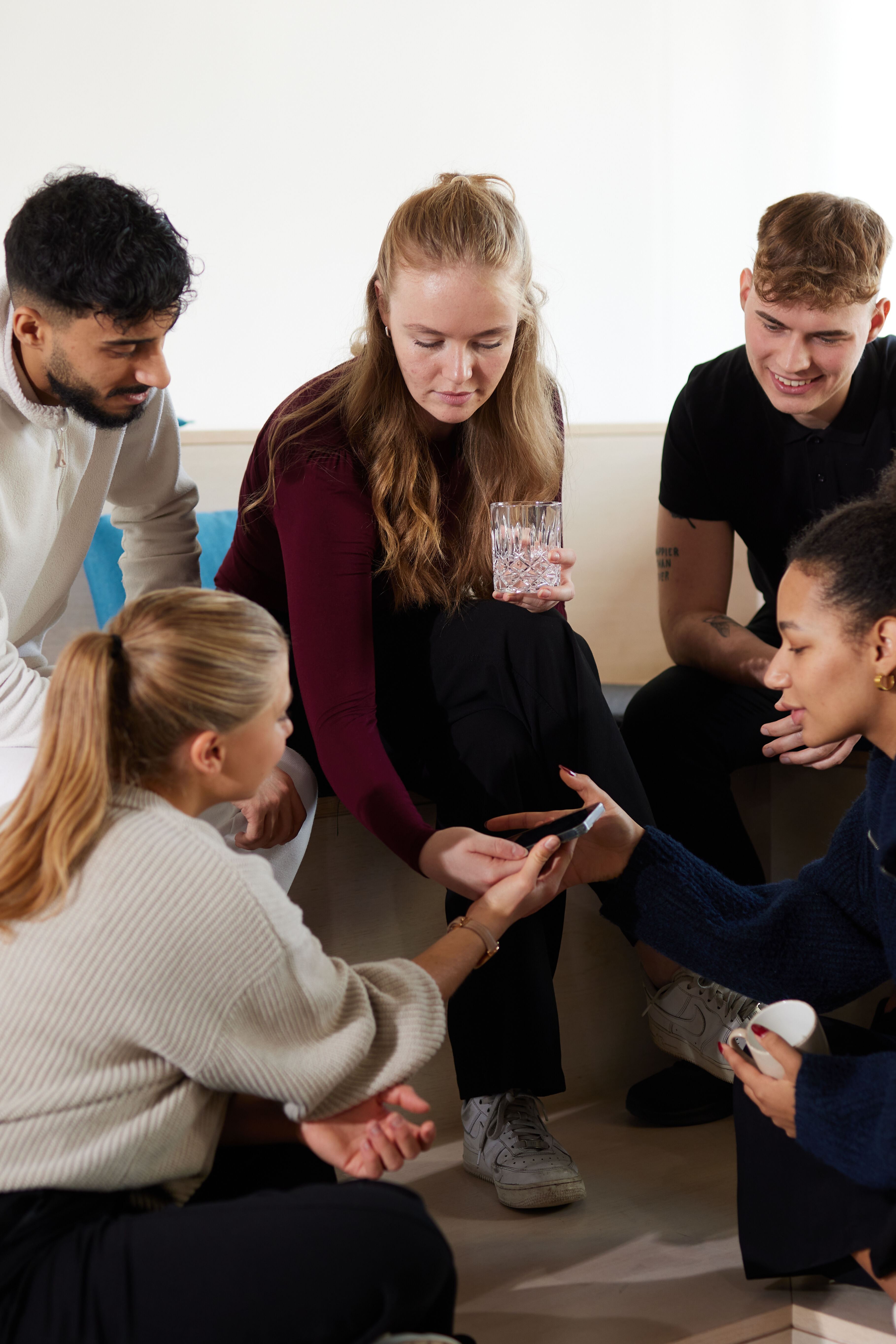 Motel One Work & Study Studierende im Gespräch und am Handy Motel One Work & Study Studierende im Gespräch und am Handy