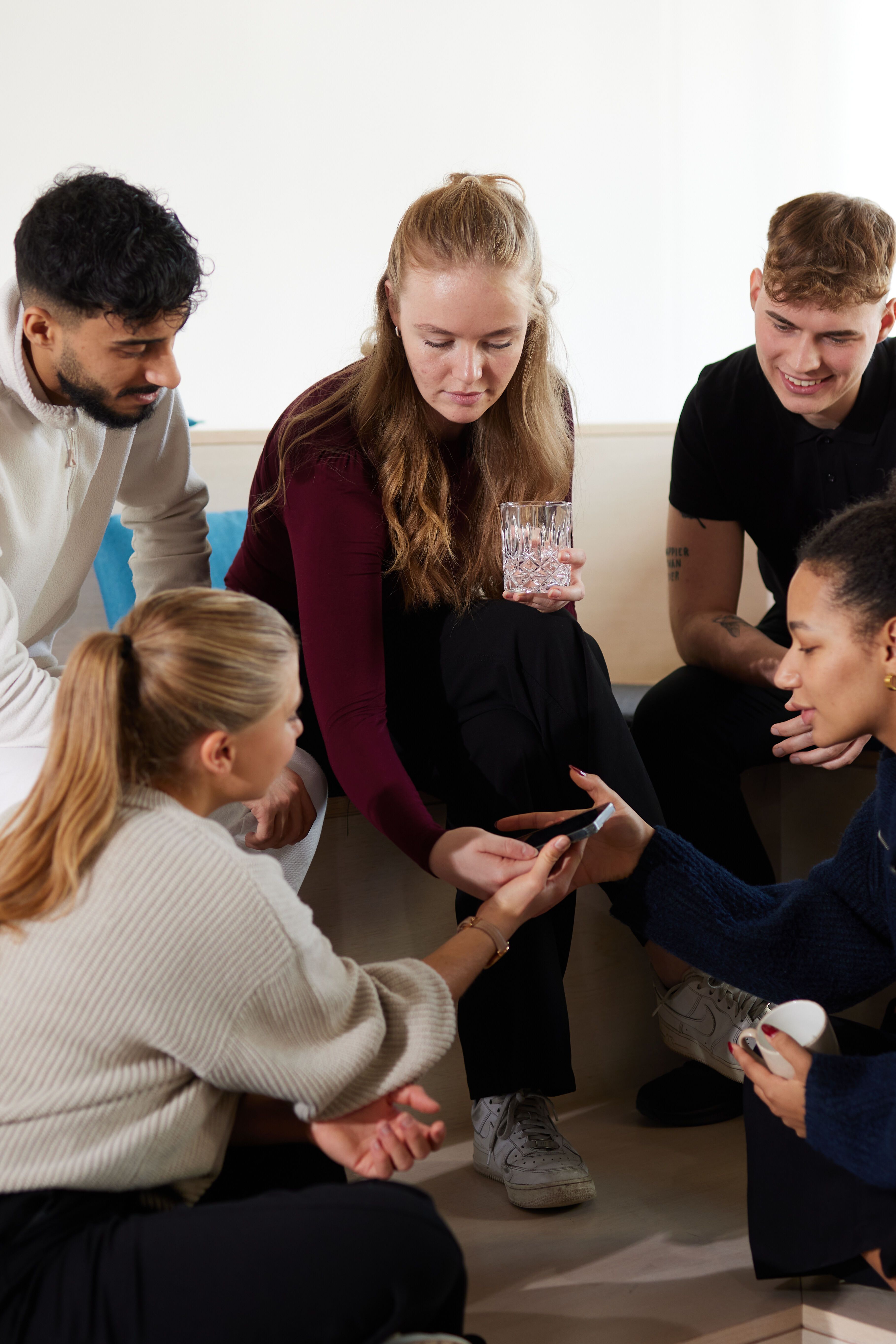 Motel One Work & Study Studierende im Gespräch und am Handy