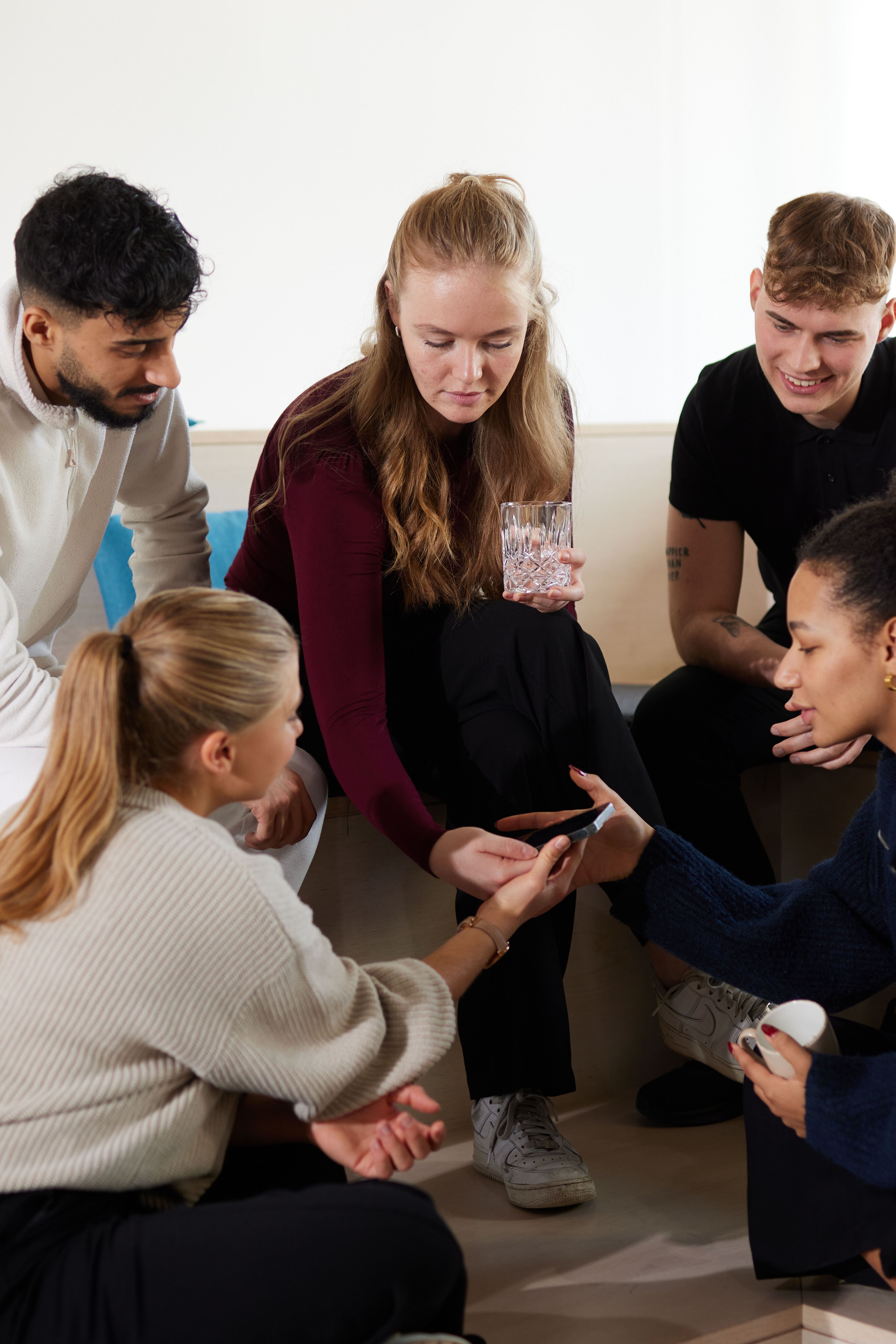 Motel One Work & Study Studierende im Gespräch und am Handy Motel One Work & Study Studierende im Gespräch und am Handy