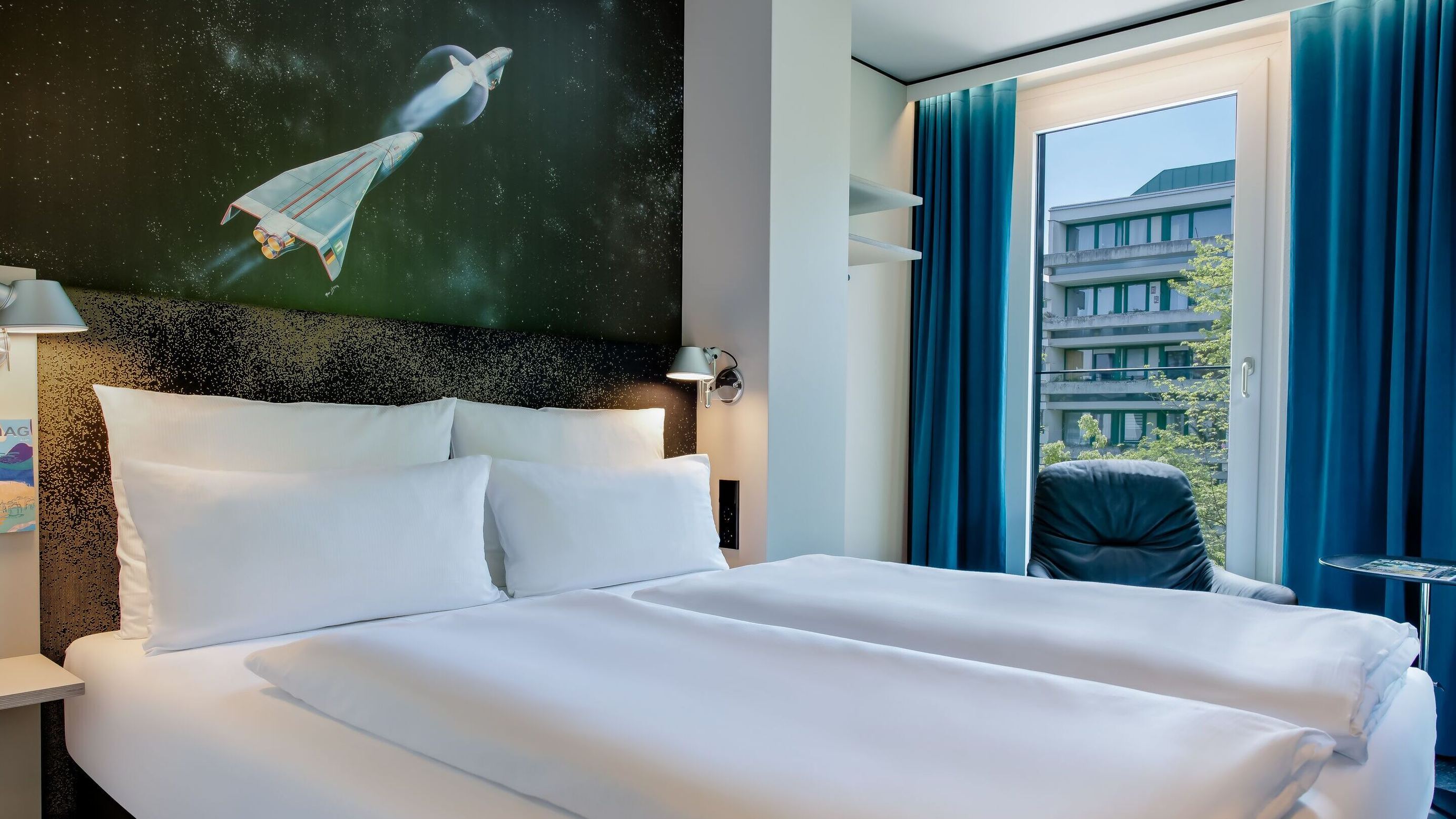 Designhotel Deutsches Museum Motel One lichtdurchflutetes Doppelzimmer mit komfortablem Bett und bodentiefen Fenstern