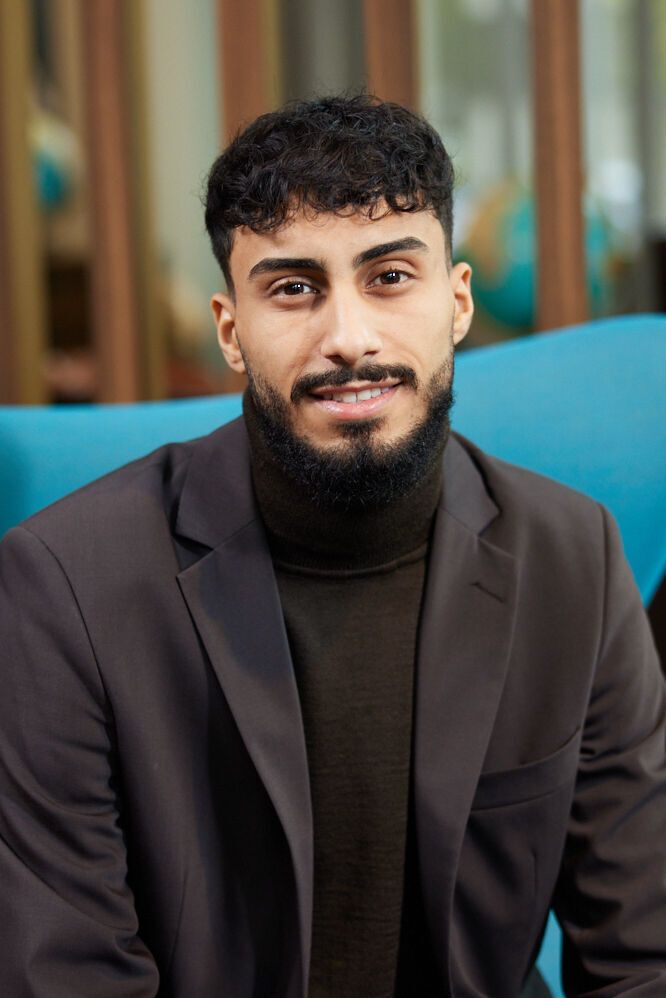 Motel One Quereinsteigender in schwarzem Sakko