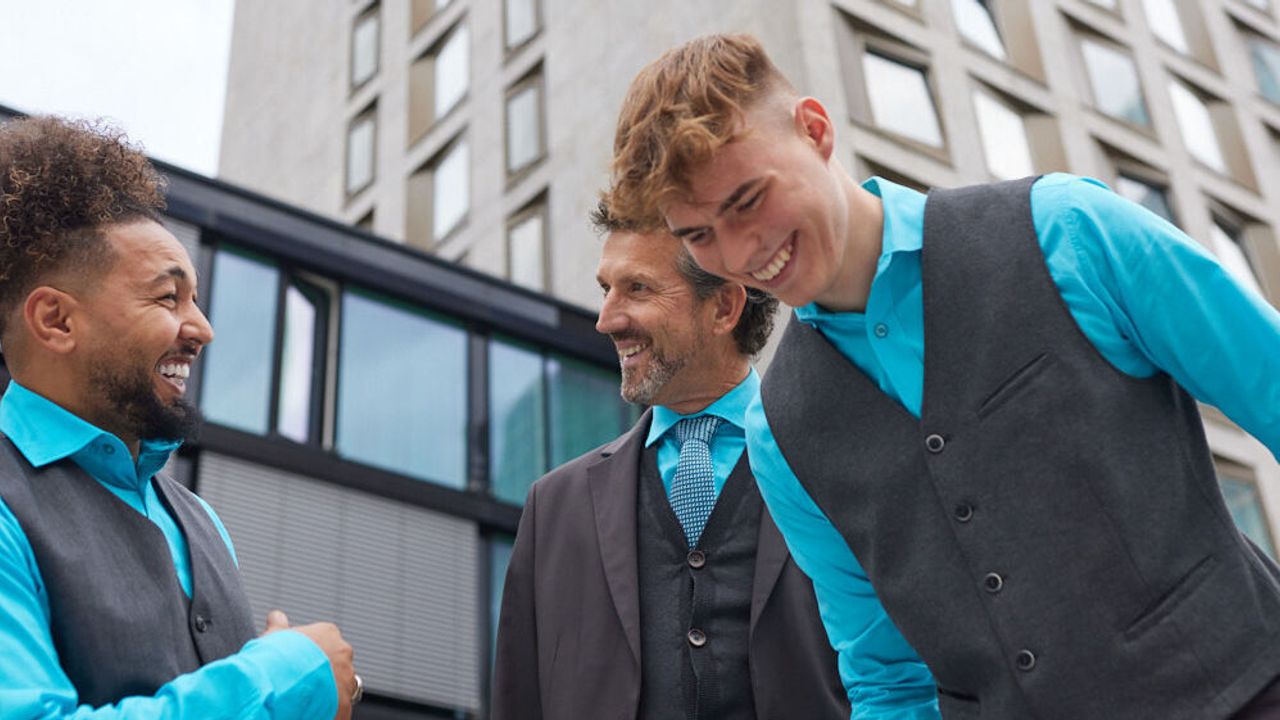 Joel lacht gemeinsam mit Kollegen Joel lacht gemeinsam mit Kollegen