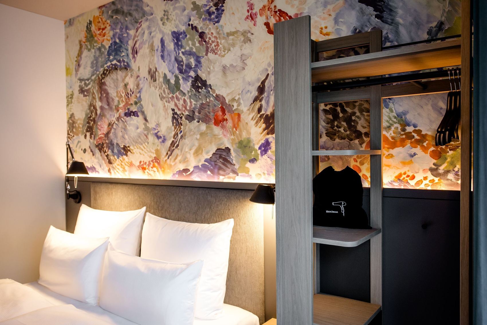 Hotel Antwerpen Motel One Zimmer mit Bett und offenem Schrank