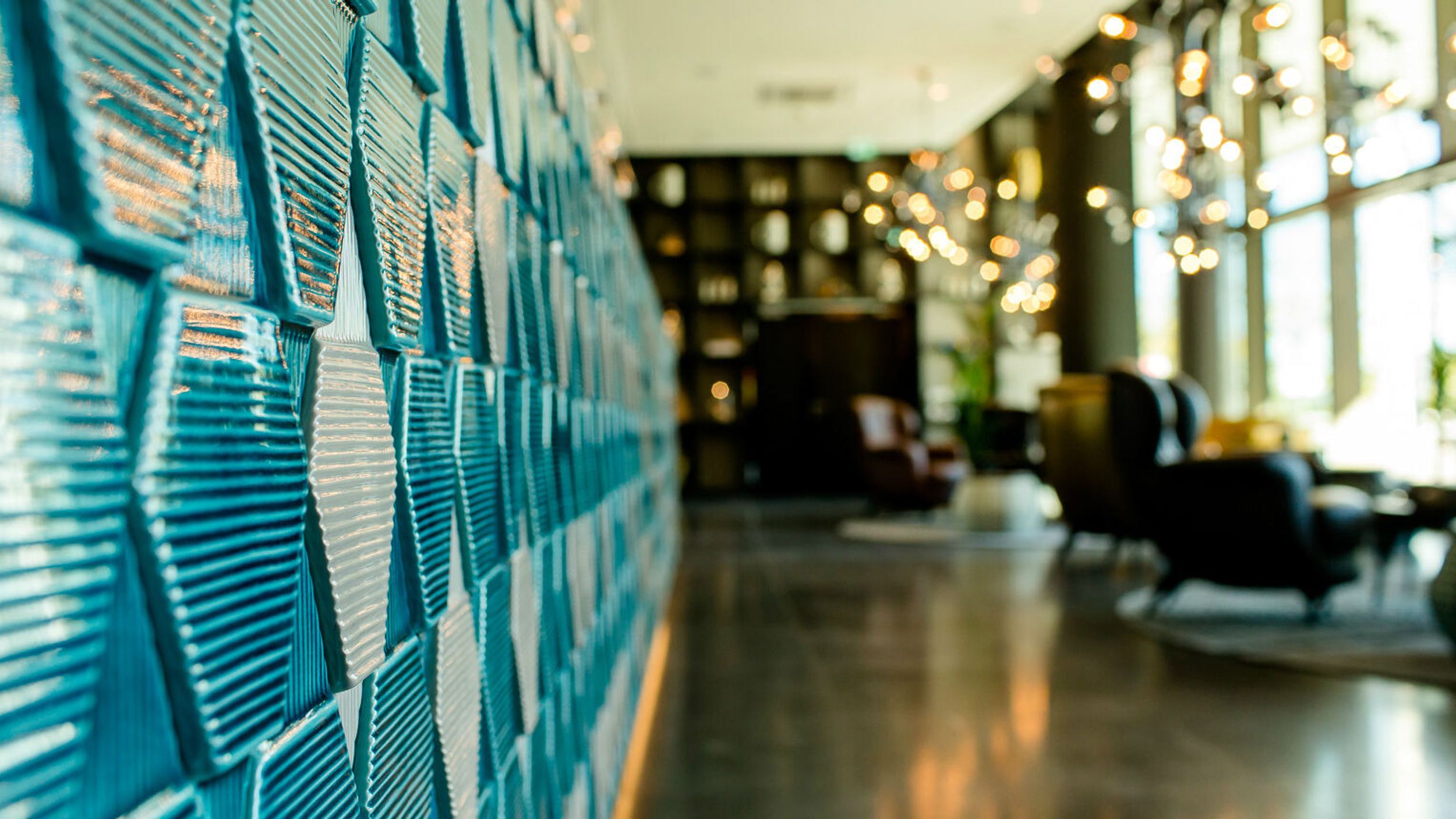 Designhotel München Messe Motel One lichtdurchflutete Lounge