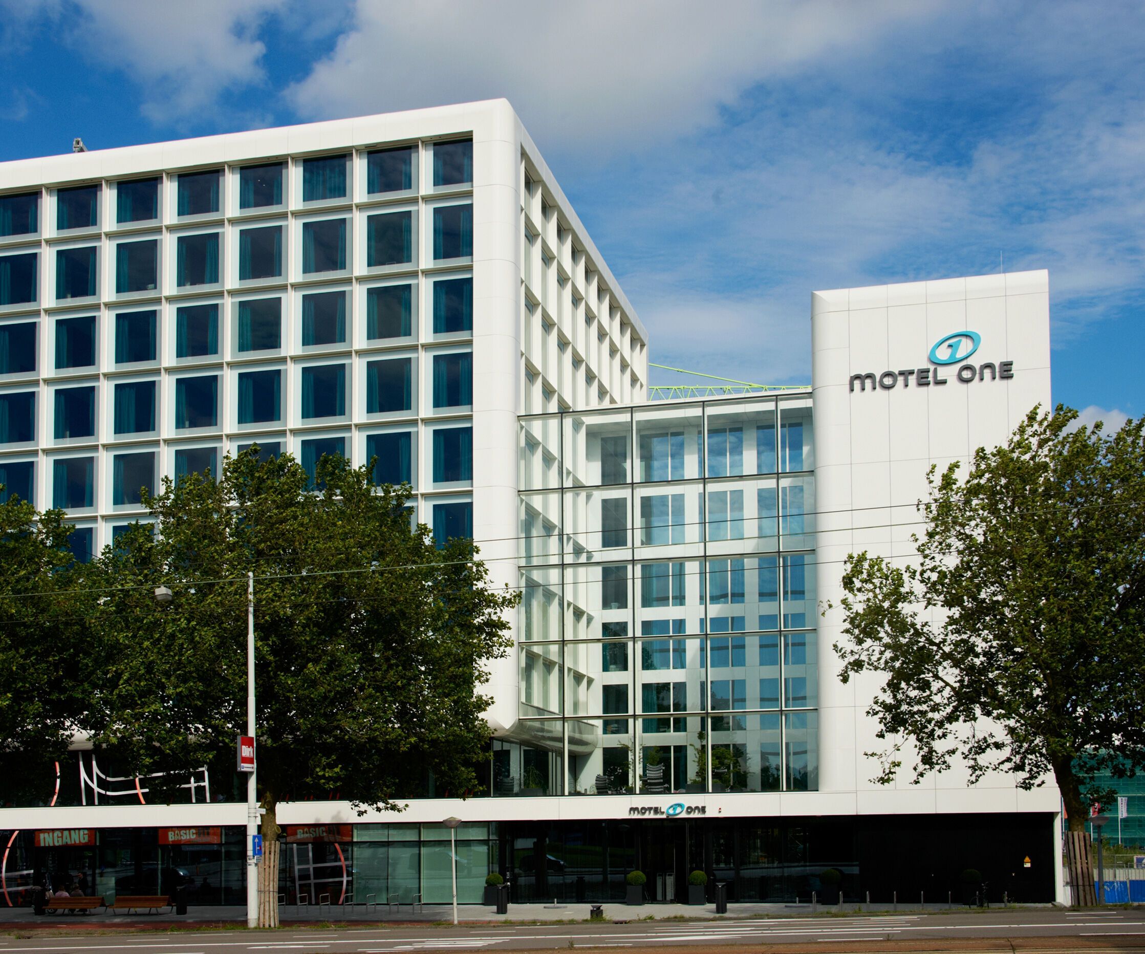 Hotel Amsterdam Motel One Außenansicht mit Logo