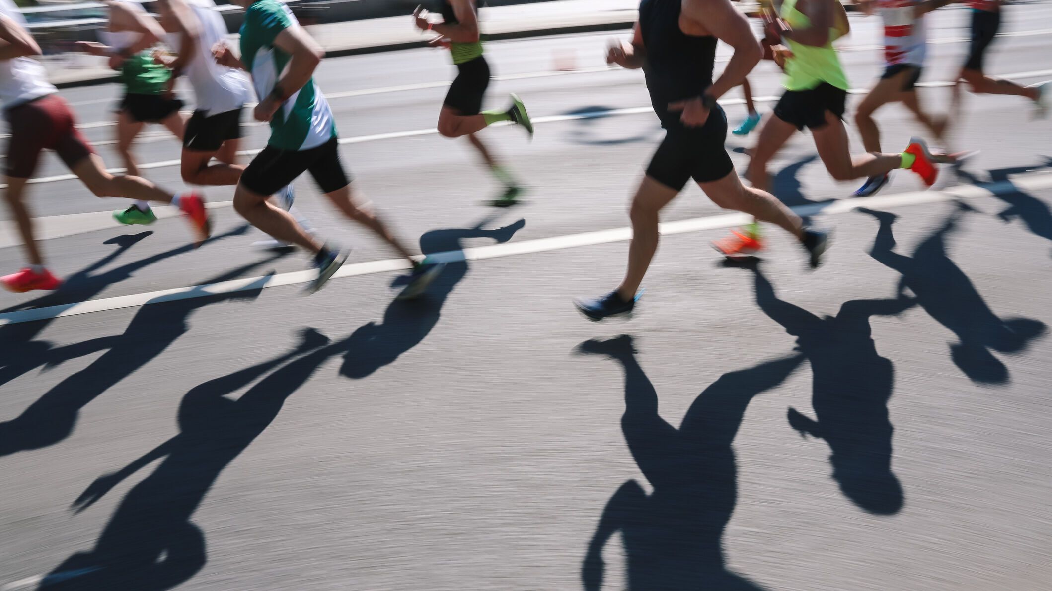 Menschen laufen auf einer Straße einen Marathon