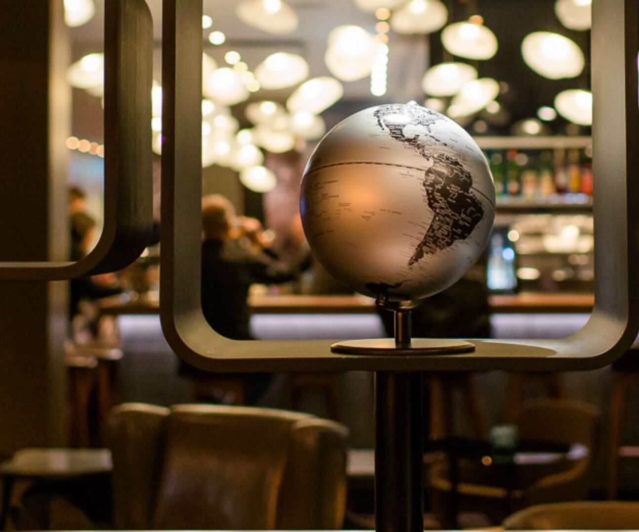 Globus in der One Lounge Motel One Frankfurt-Airport