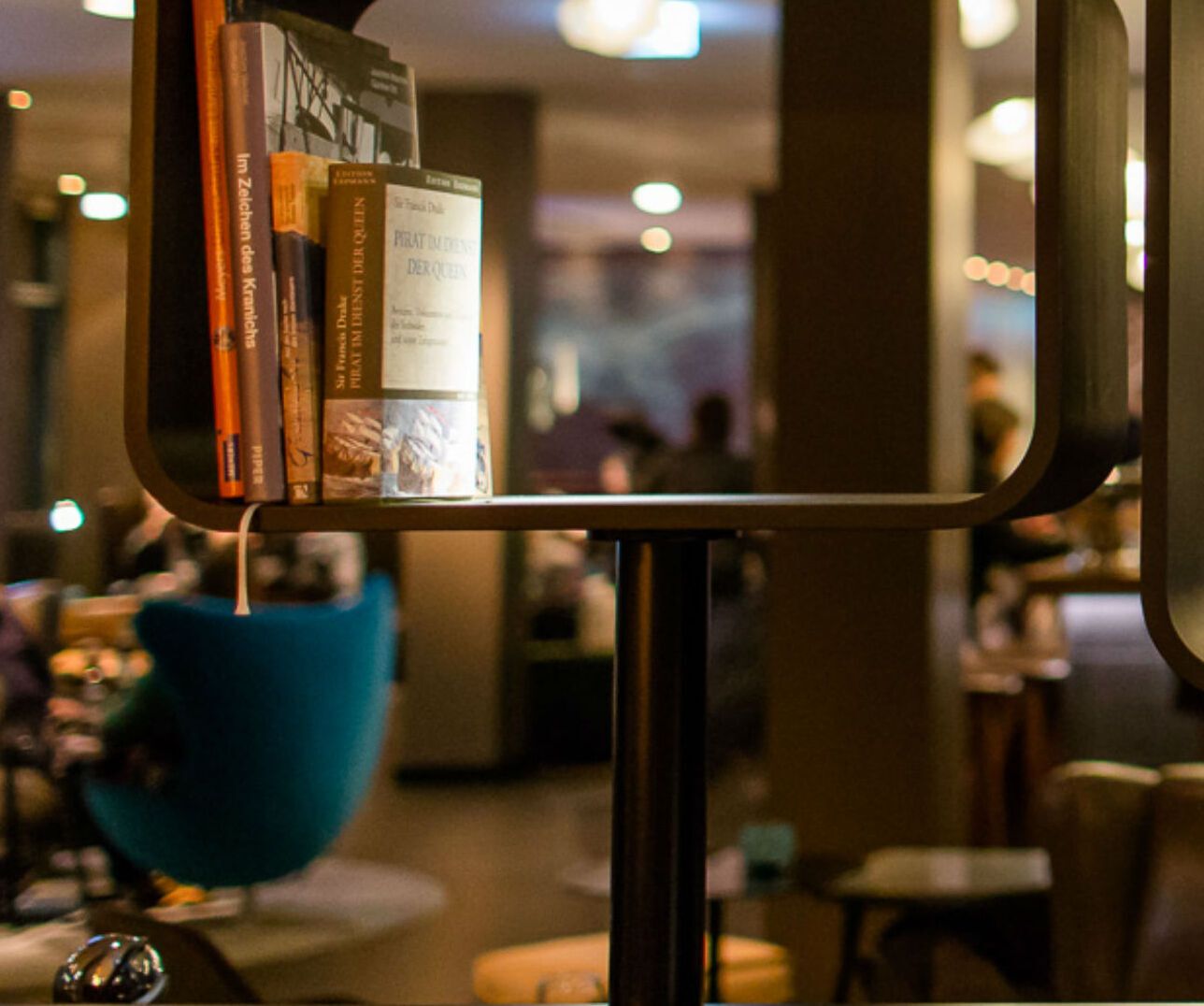 Globus in der One Lounge Motel One Frankfurt-Airport