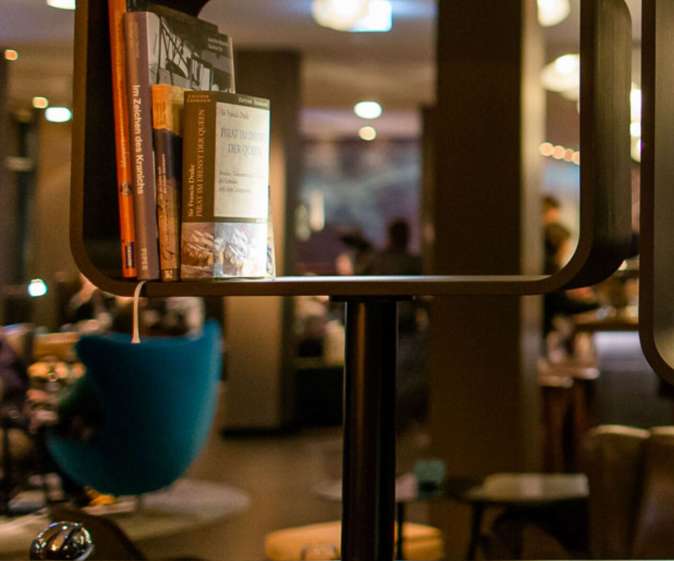 Globus in der One Lounge Motel One Frankfurt-Airport