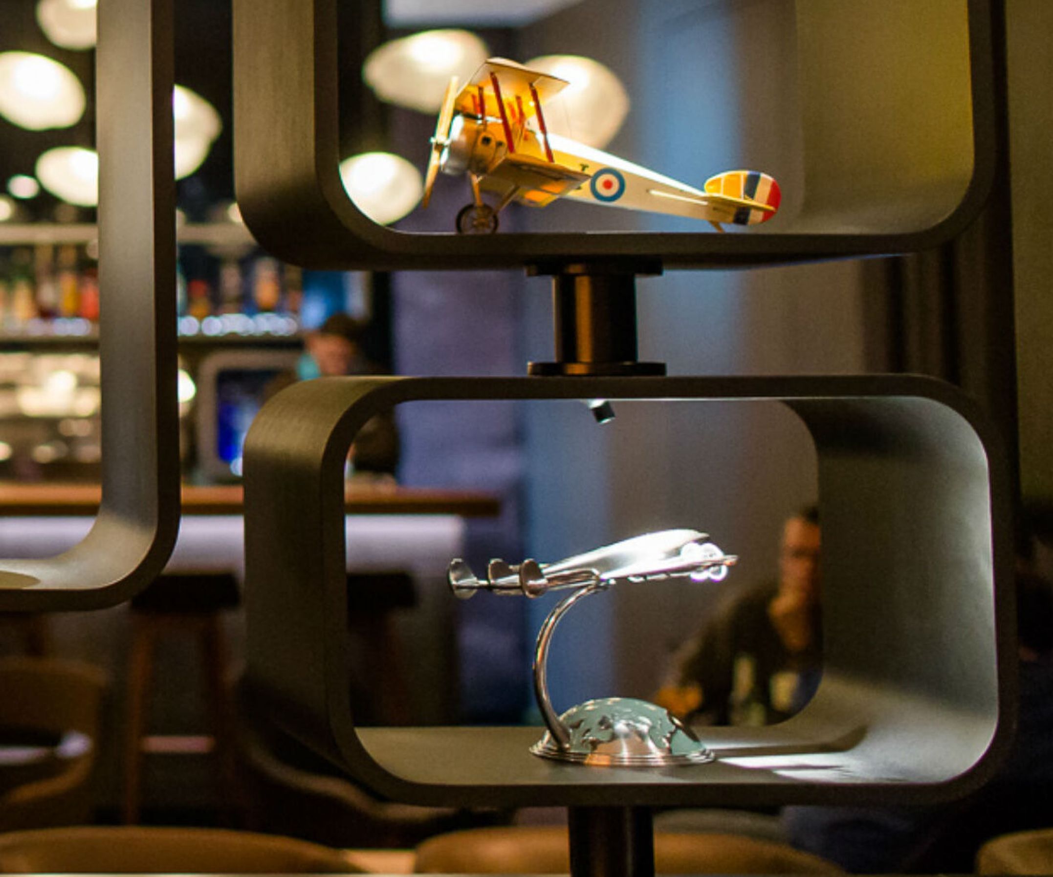 Globe v One Lounge Motel One Frankfurt Airport